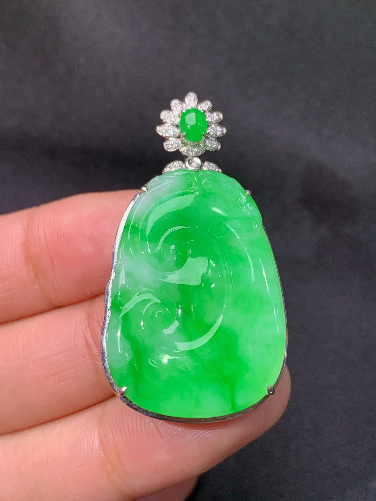 冰阳绿如意吊坠，18k金镶嵌，冰润色阳，玉质细腻，种水足，Jm 尺寸40.8*22.5*7.7