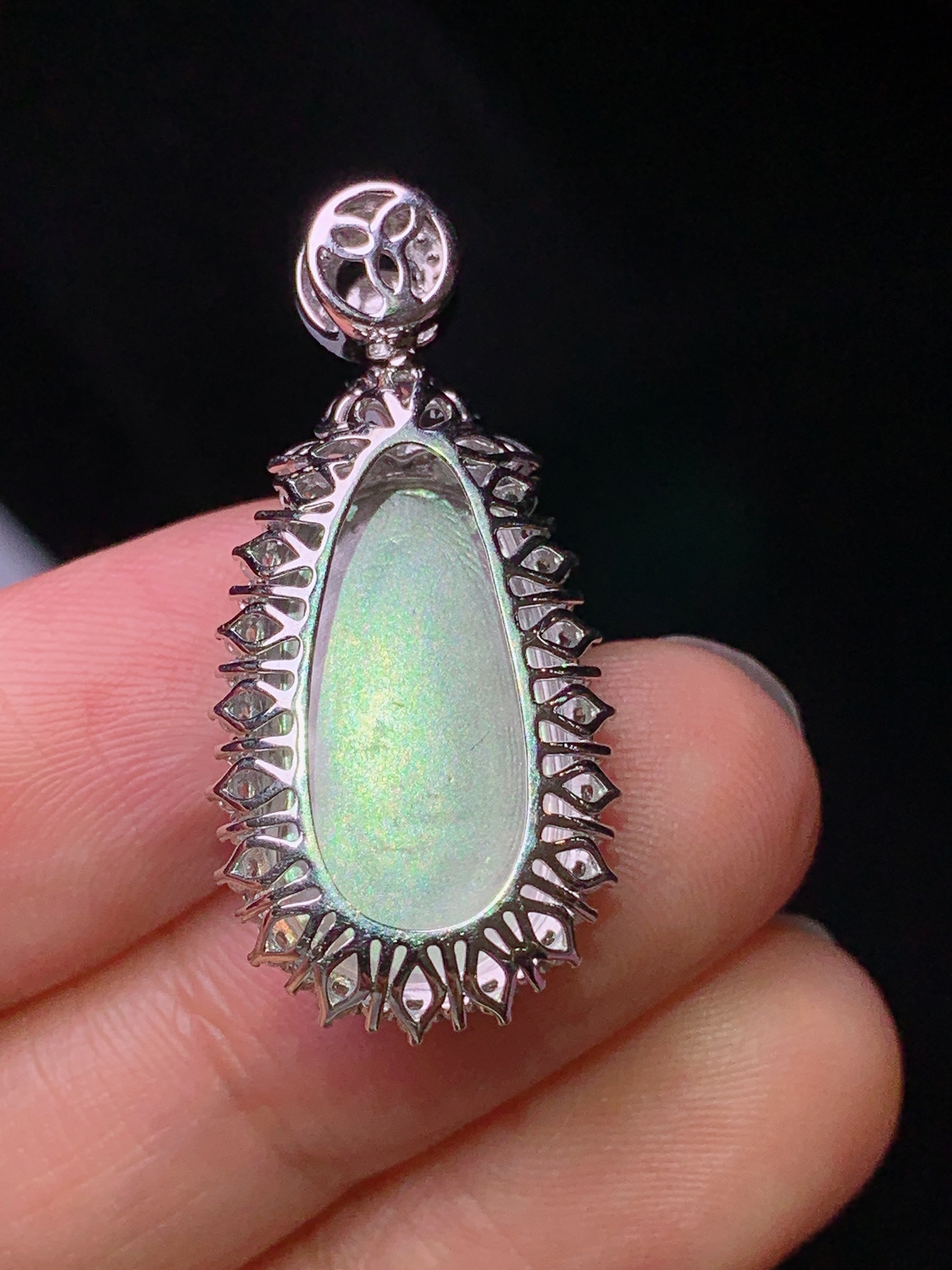 18k金钻镶嵌飘绿如意吊坠 玉质细腻 色泽艳丽清新 水润亮眼 整体尺寸30.6*14.5*6.8h1