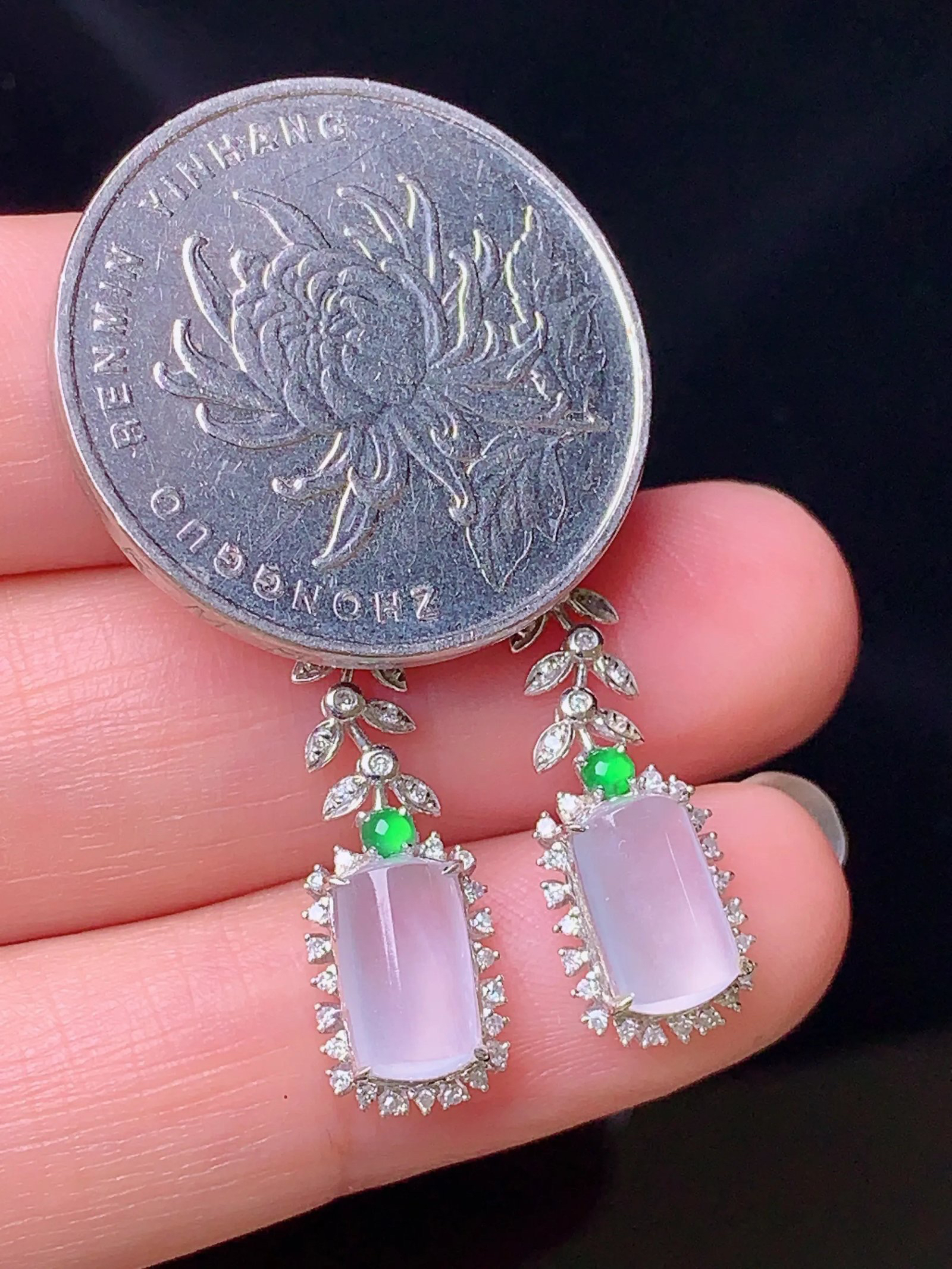 18k金钻镶嵌冰种玉柱耳坠 玉质细腻 色泽艳丽清新 水润亮眼 整体尺寸26.5*8*5.6t1