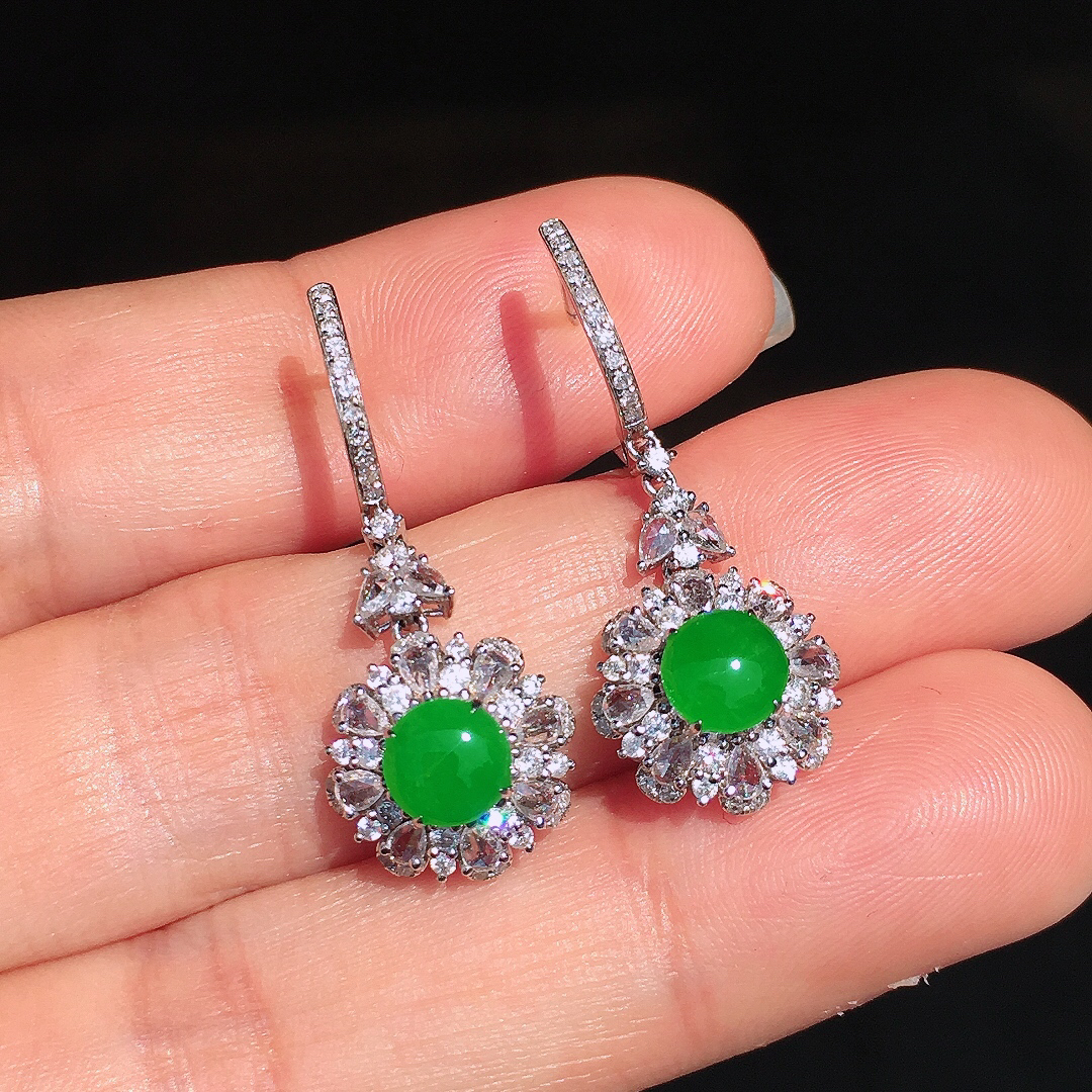 阳绿蛋面耳坠，色泽均匀艳丽，玉质细腻，荧光感超
强，饱满圆润，尽显优雅气质，18k
金豪华镶嵌