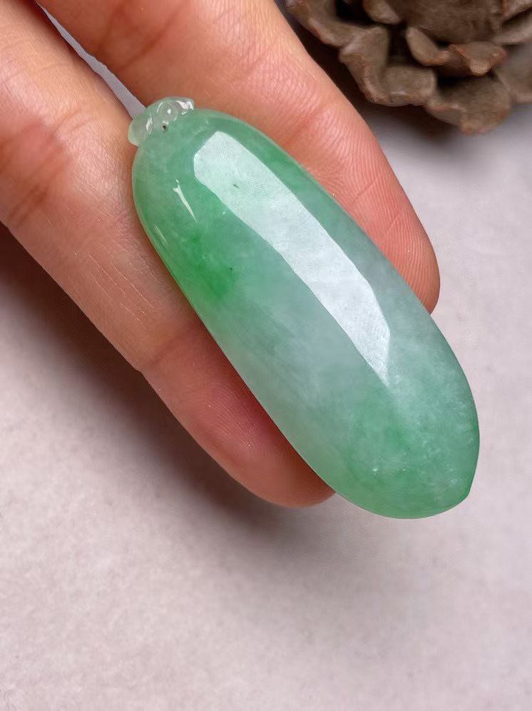 冰糯种飘绿【福瓜】吊坠，种水好、玉质细腻 ，卖相好‘