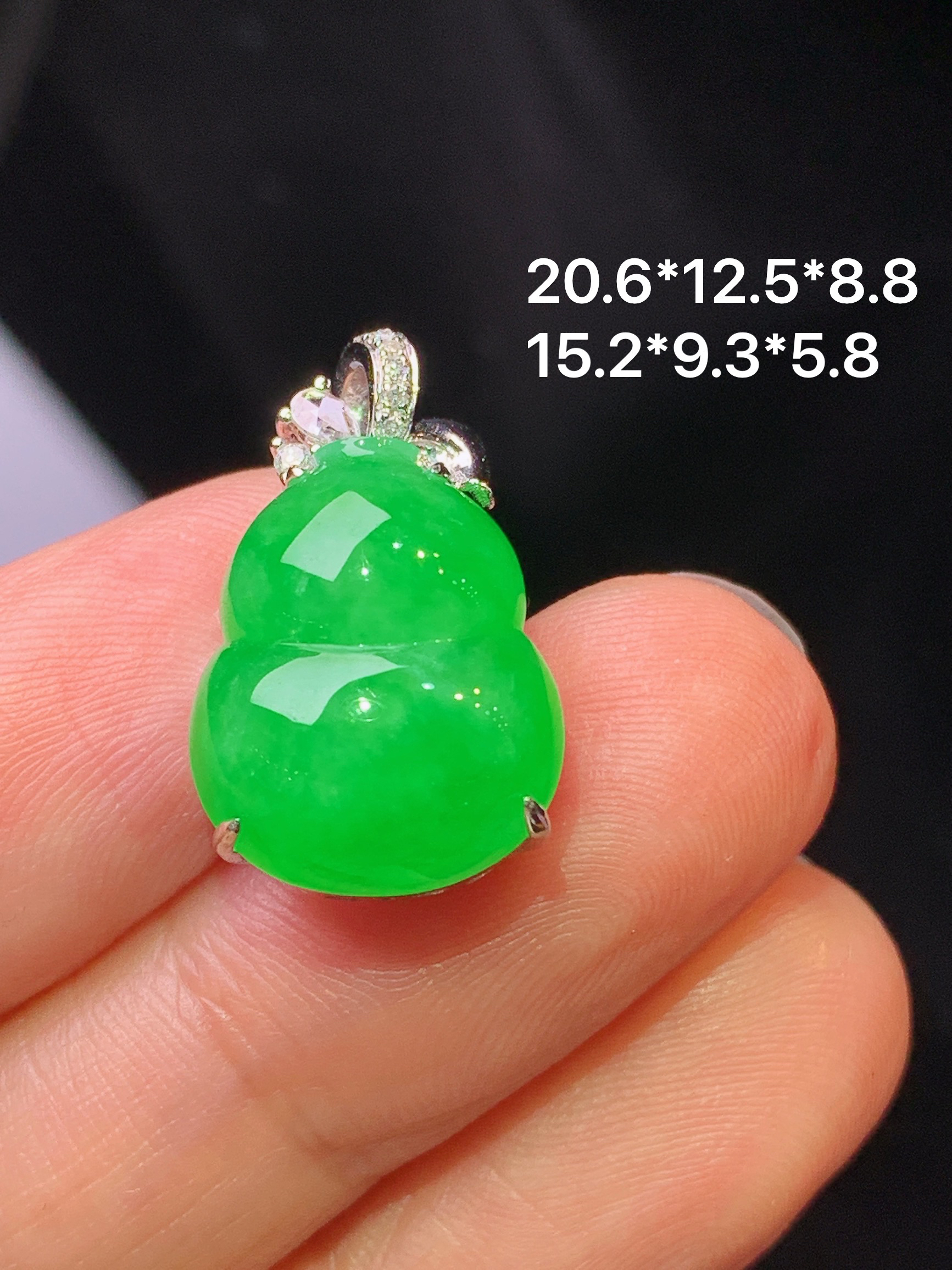 18k金钻镶嵌翠绿葫芦吊坠 玉质细腻 色泽艳丽清新 水润亮眼 整体尺寸20.6*12.5*8.8L2