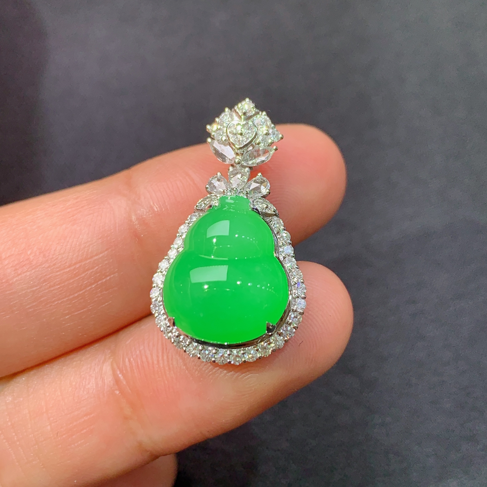 冰阳绿葫芦吊坠，18k金镶嵌，冰润色阳，玉质细腻，种水足，Yh1 尺寸25.3*14.3*9.8