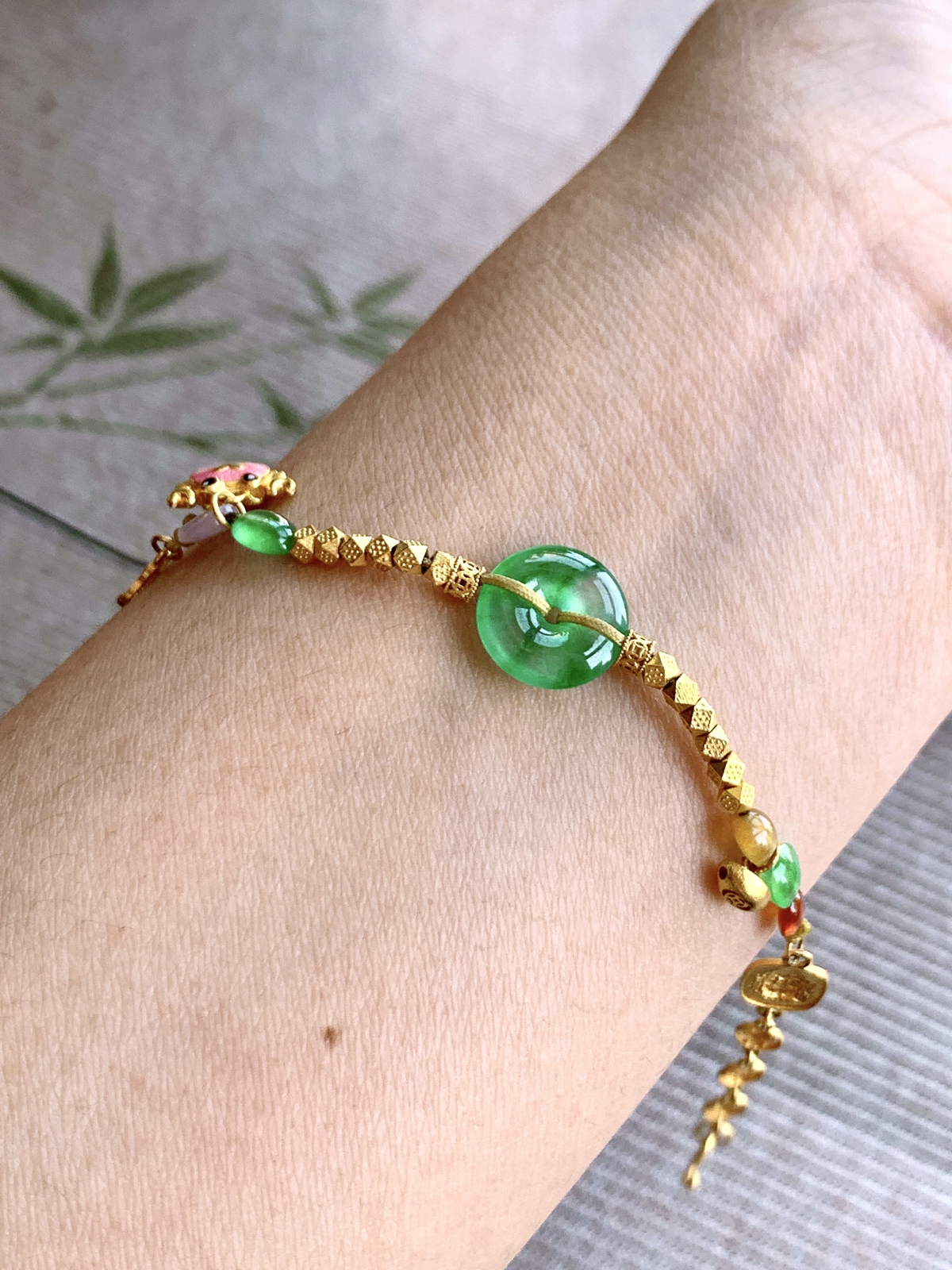 18k金镶嵌设计款飘绿花平安扣手链
裸石尺寸：10.6-2.8