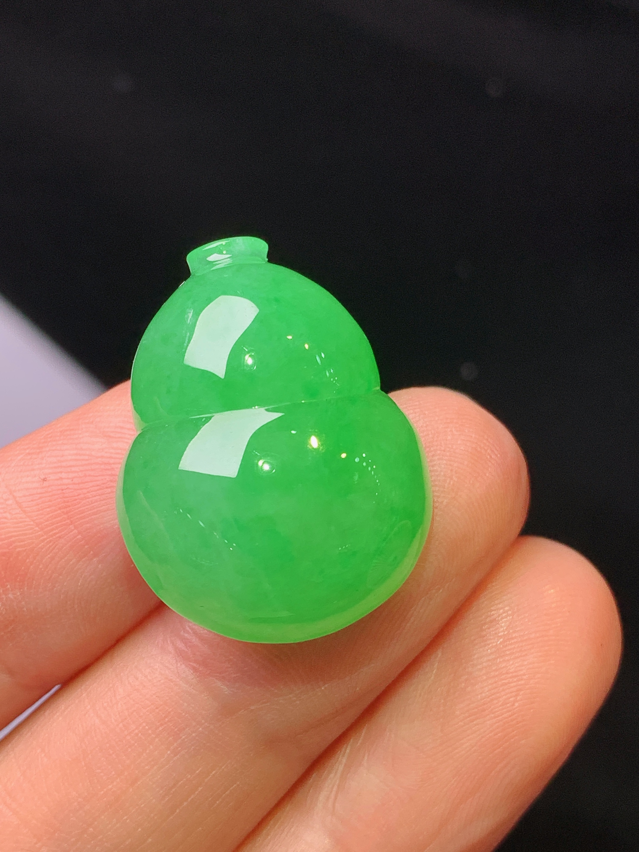 镶嵌款 满绿葫芦吊坠 玉质细腻 色泽艳丽清新 水润亮眼 整体尺寸24.5*18.8*10.8y2