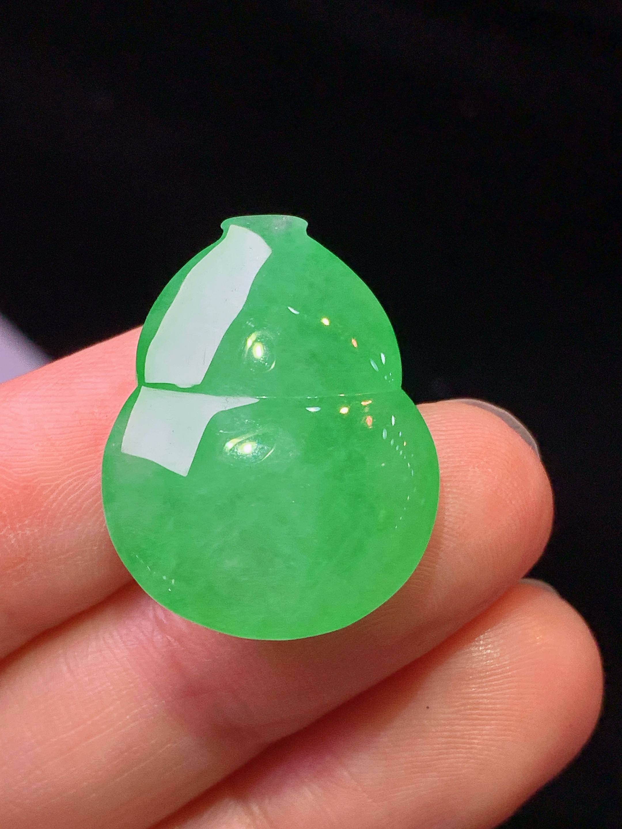 镶嵌款 满绿葫芦吊坠 玉质细腻 色泽艳丽清新 水润亮眼 整体尺寸24.5*18.8*10.8y2