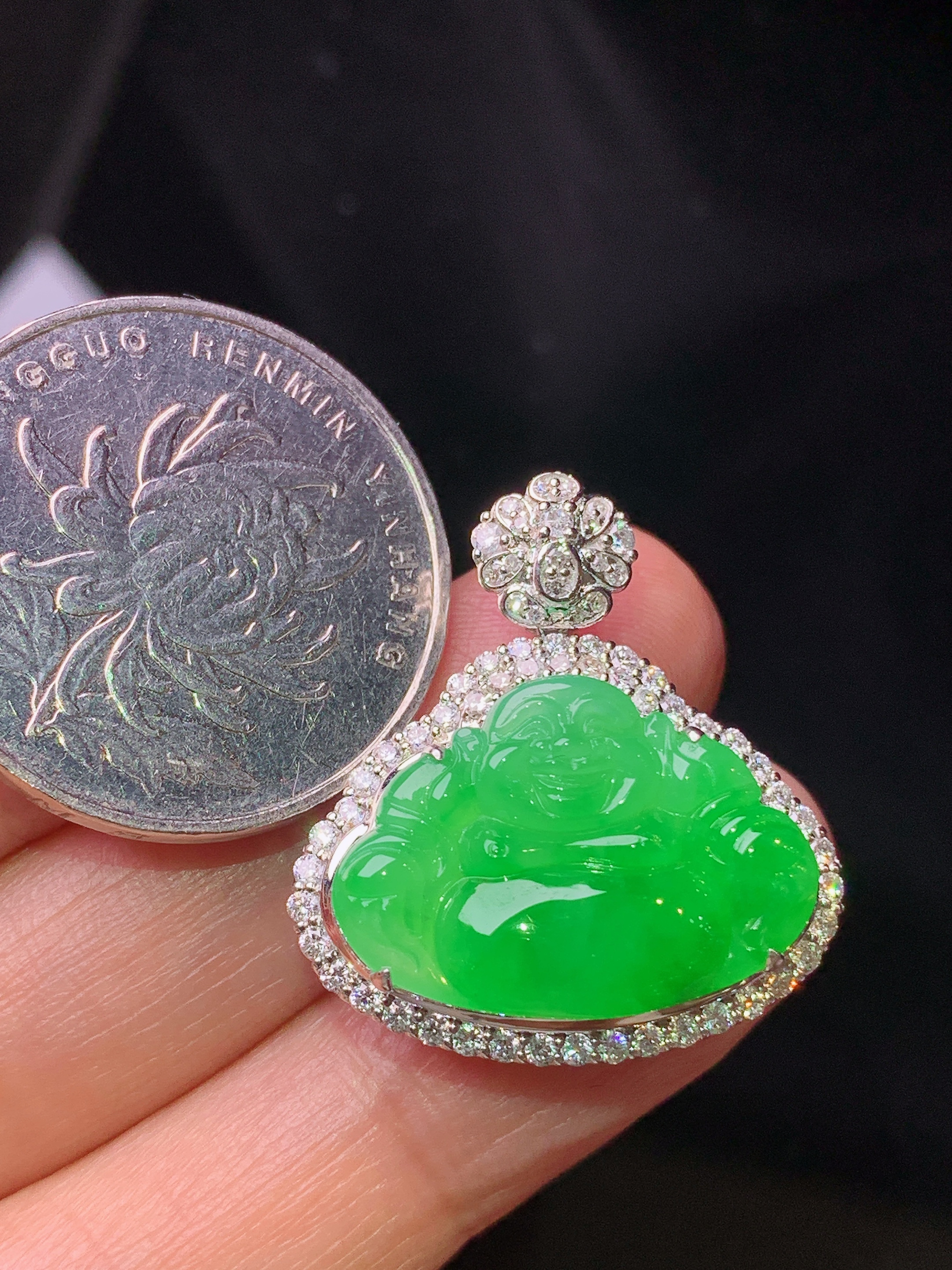 18k金钻镶嵌翠绿佛公吊坠 玉质细腻 色泽艳丽清新 水润亮眼 整体尺寸25.8*24*8.5h1