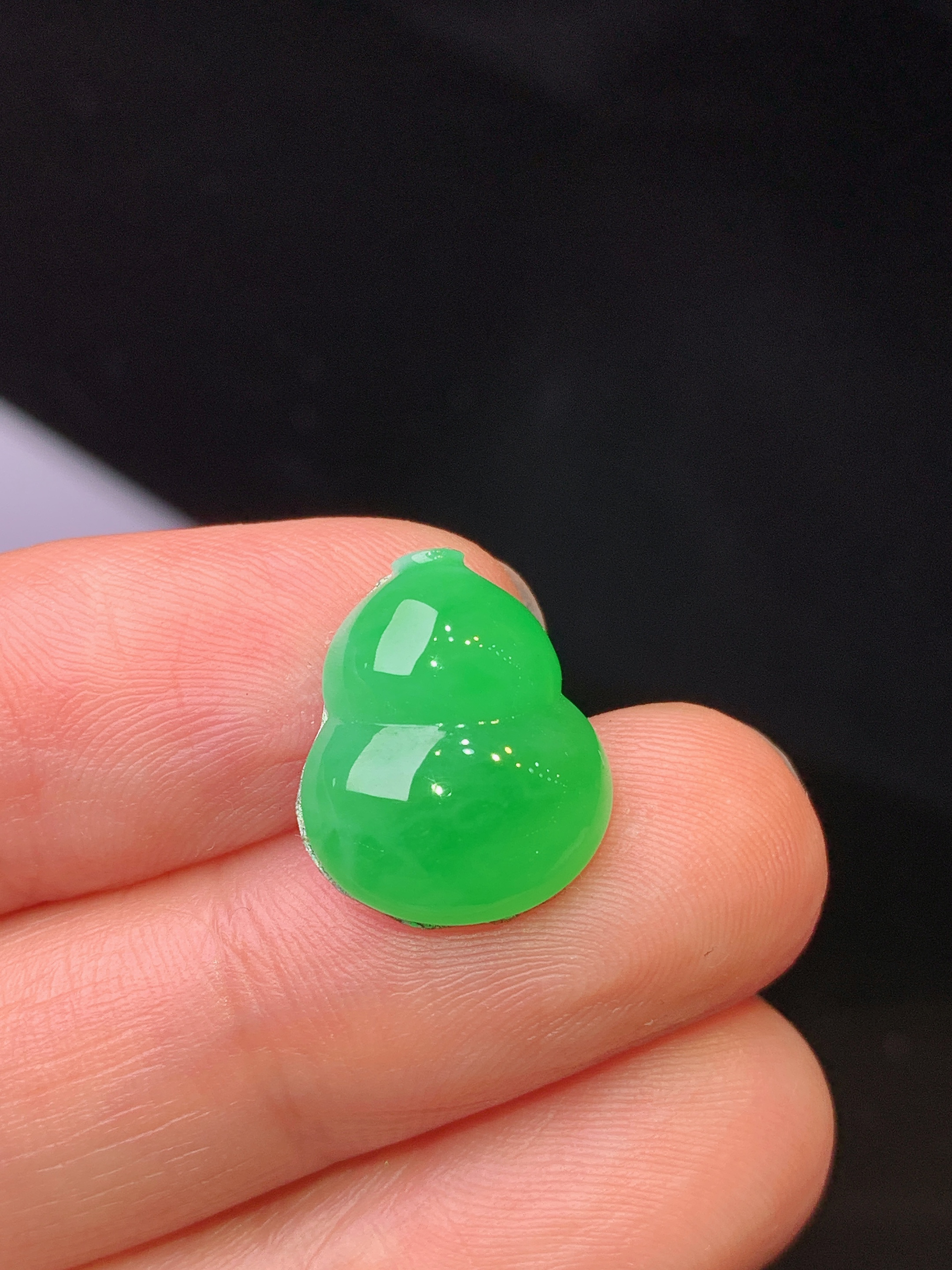 镶嵌款 满绿葫芦吊坠 玉质细腻 色泽艳丽清新 水润亮眼 整体尺寸14.6*12.3*5m2