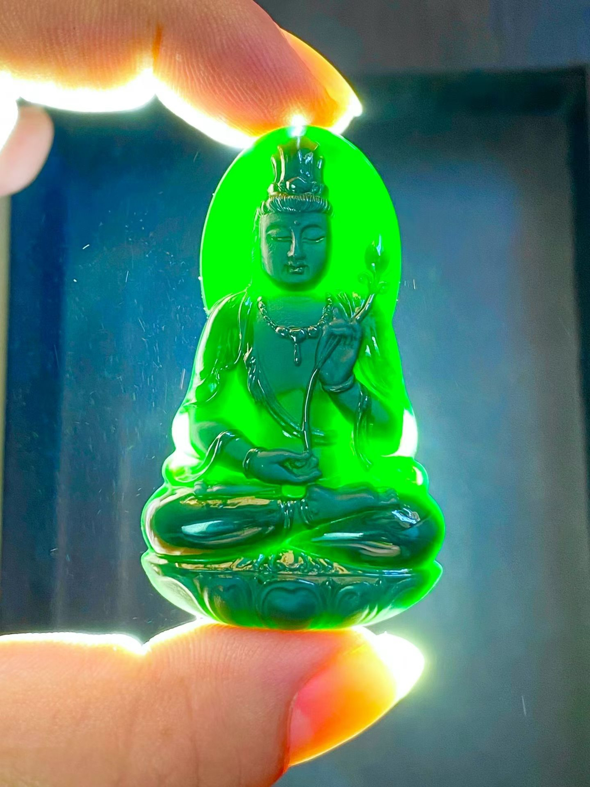 墨翠【大势至菩萨】细腻干净、黑度好，性价比高，雕工精湛，打灯透绿‘