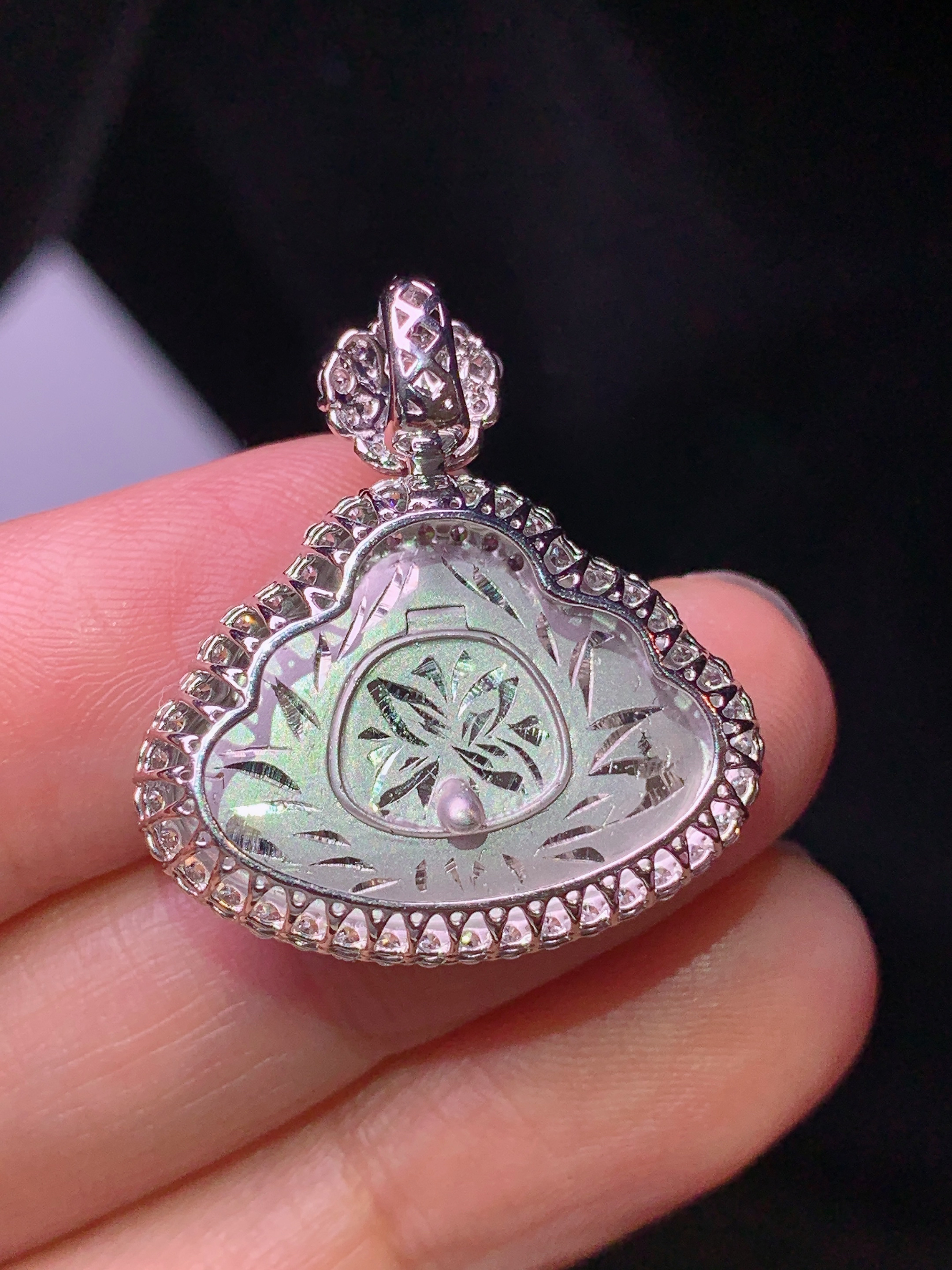 18k金钻镶嵌翠绿佛公吊坠 玉质细腻 色泽艳丽清新 水润亮眼 整体尺寸25.8*24*8.5h1