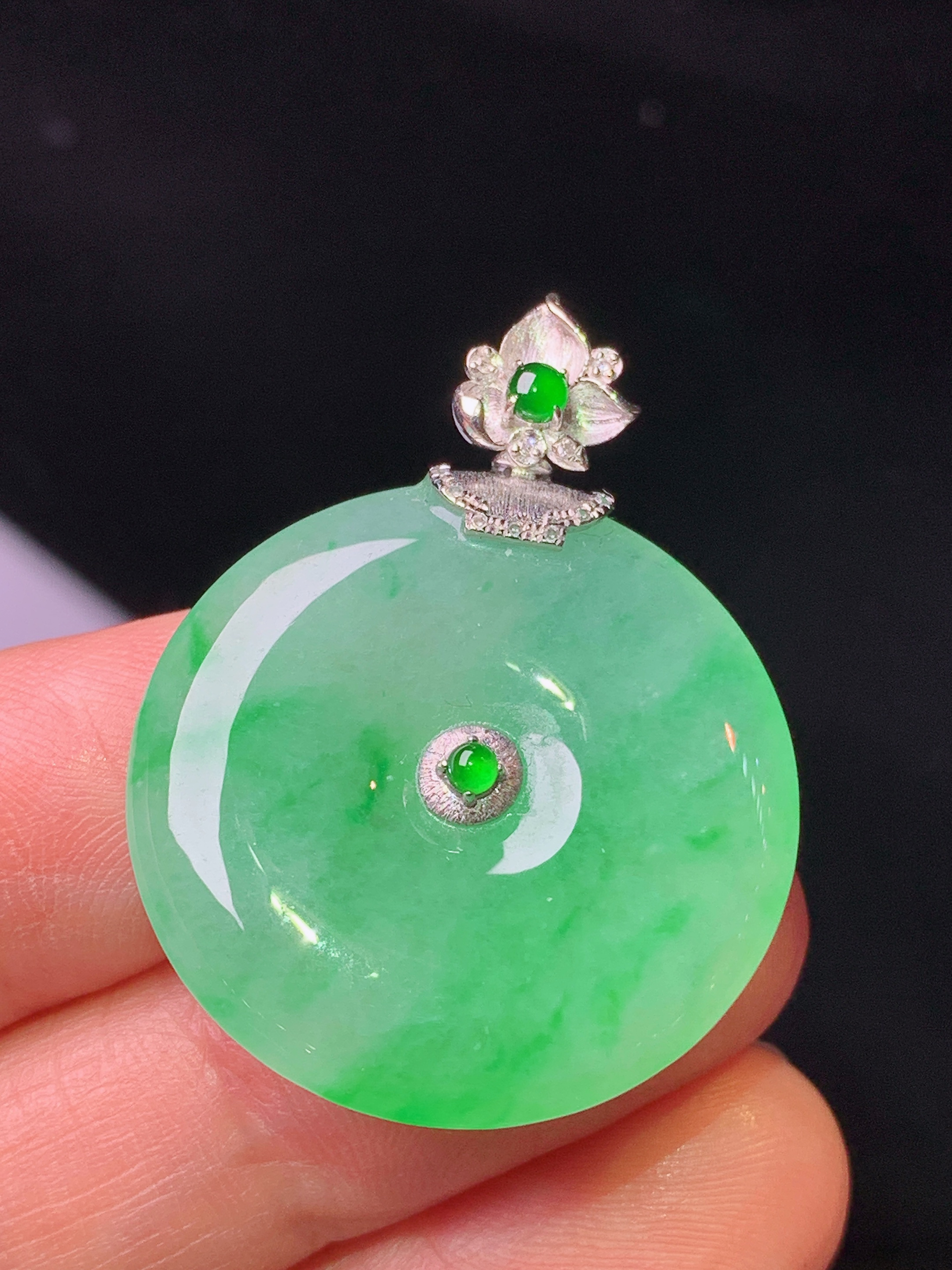 18k金钻镶嵌翠绿平安扣吊坠 玉质细腻 色泽艳丽清新 水润亮眼 整体尺寸34.3*26.3*5y2
