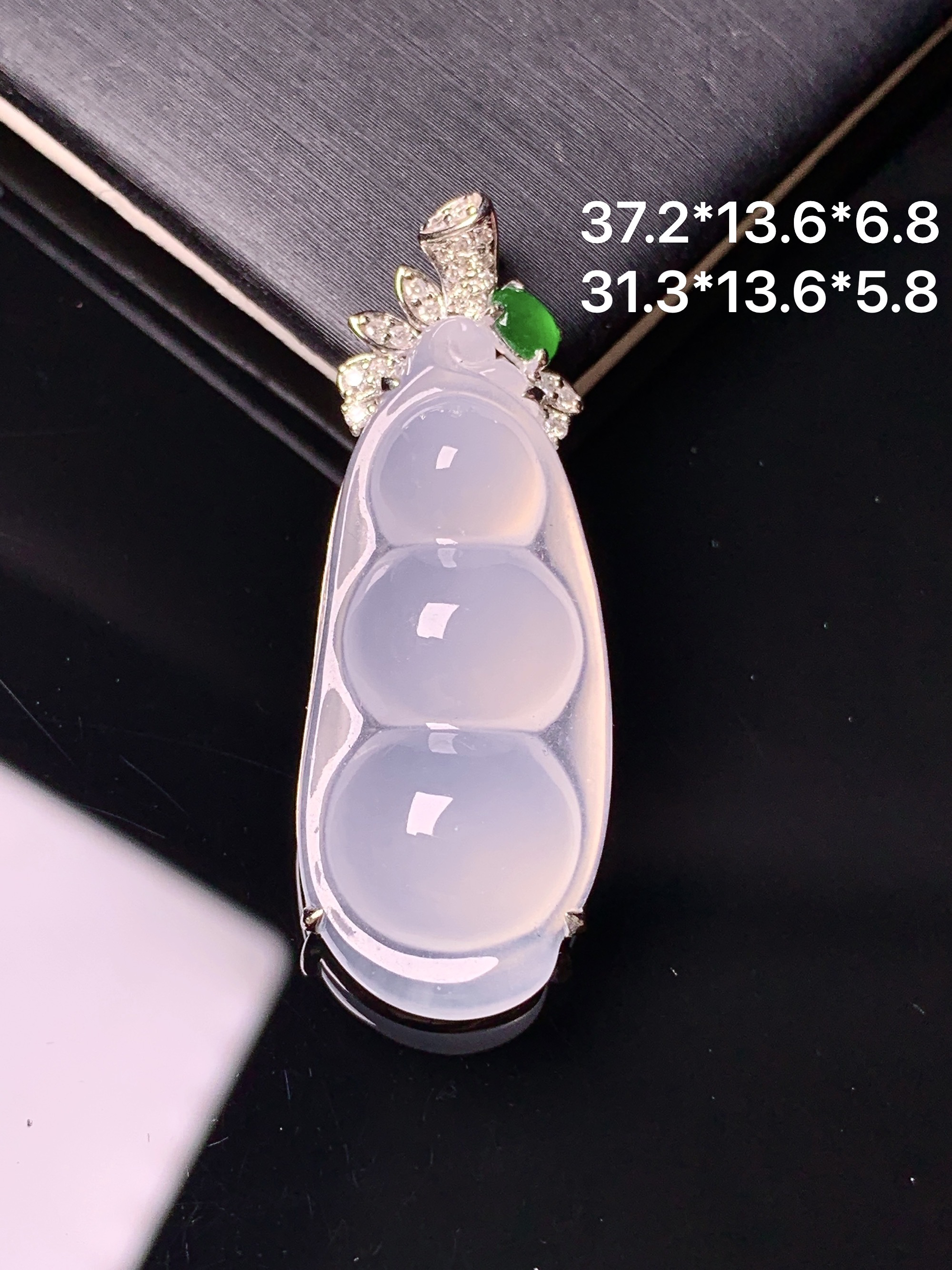 18k金钻镶嵌冰种四季豆吊坠 玉质细腻 色泽艳丽清新 水润亮眼 整体尺寸37.2*13.6*6.8t1