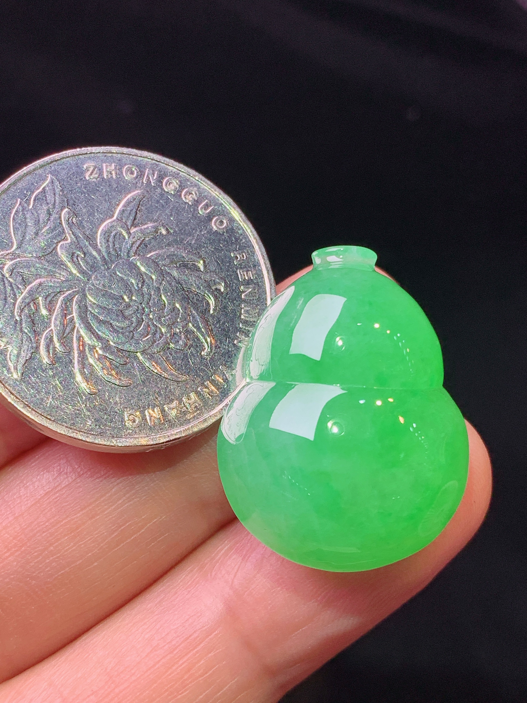 镶嵌款 满绿葫芦吊坠 玉质细腻 色泽艳丽清新 水润亮眼 整体尺寸24.5*18.8*10.8y2