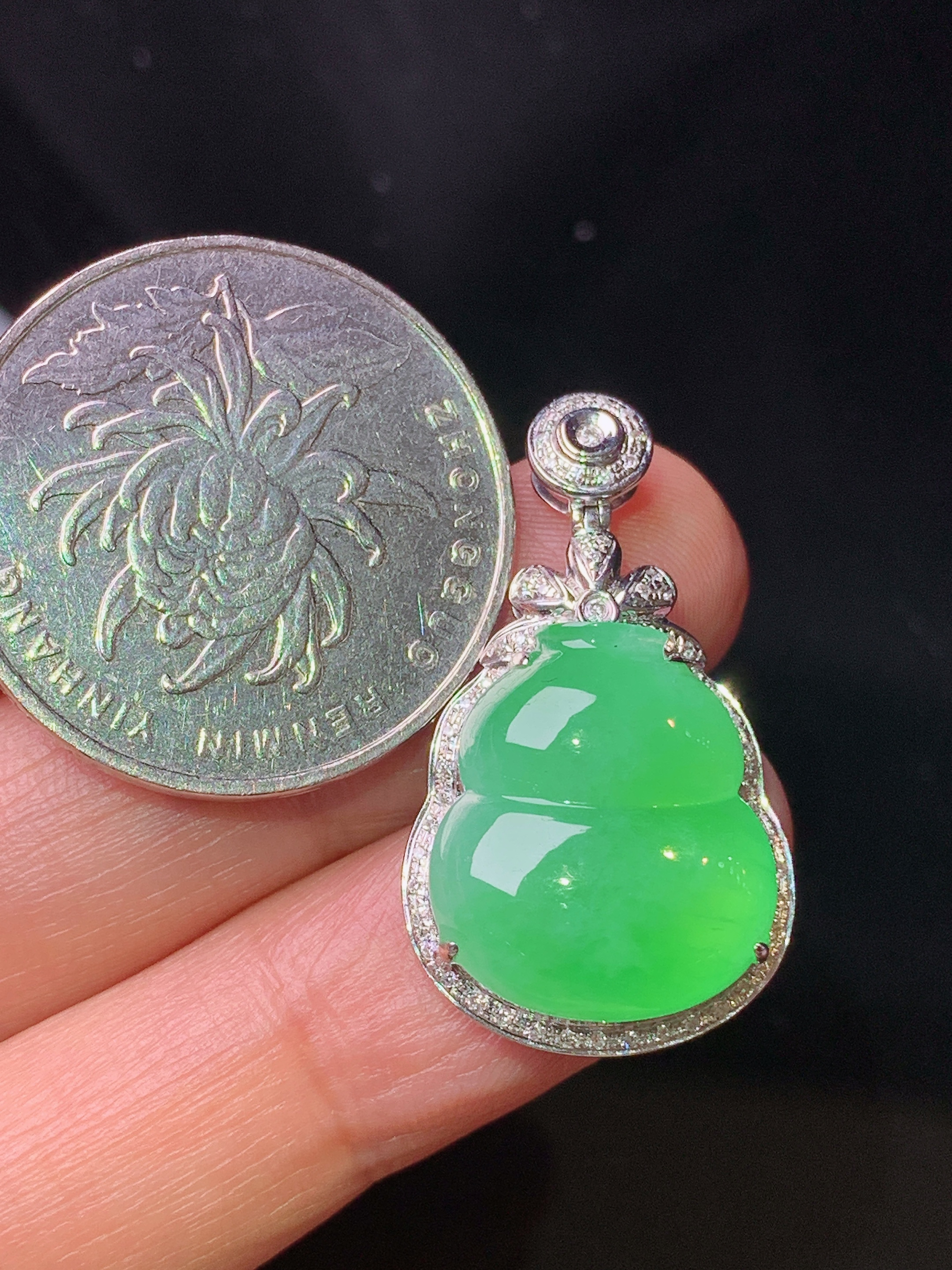 18k金钻镶嵌翠绿葫芦吊坠 玉质细腻 色泽艳丽清新 水润亮眼 整体尺寸29.5*16.7*7.6L2