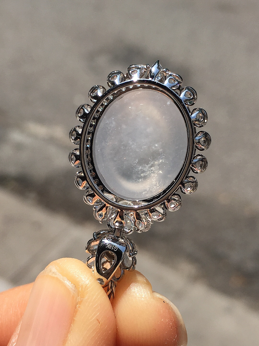 冰种蛋面吊坠，玉质细腻，荧光感超
强，饱满圆润，尽显优雅气质，18k
金豪华镶嵌