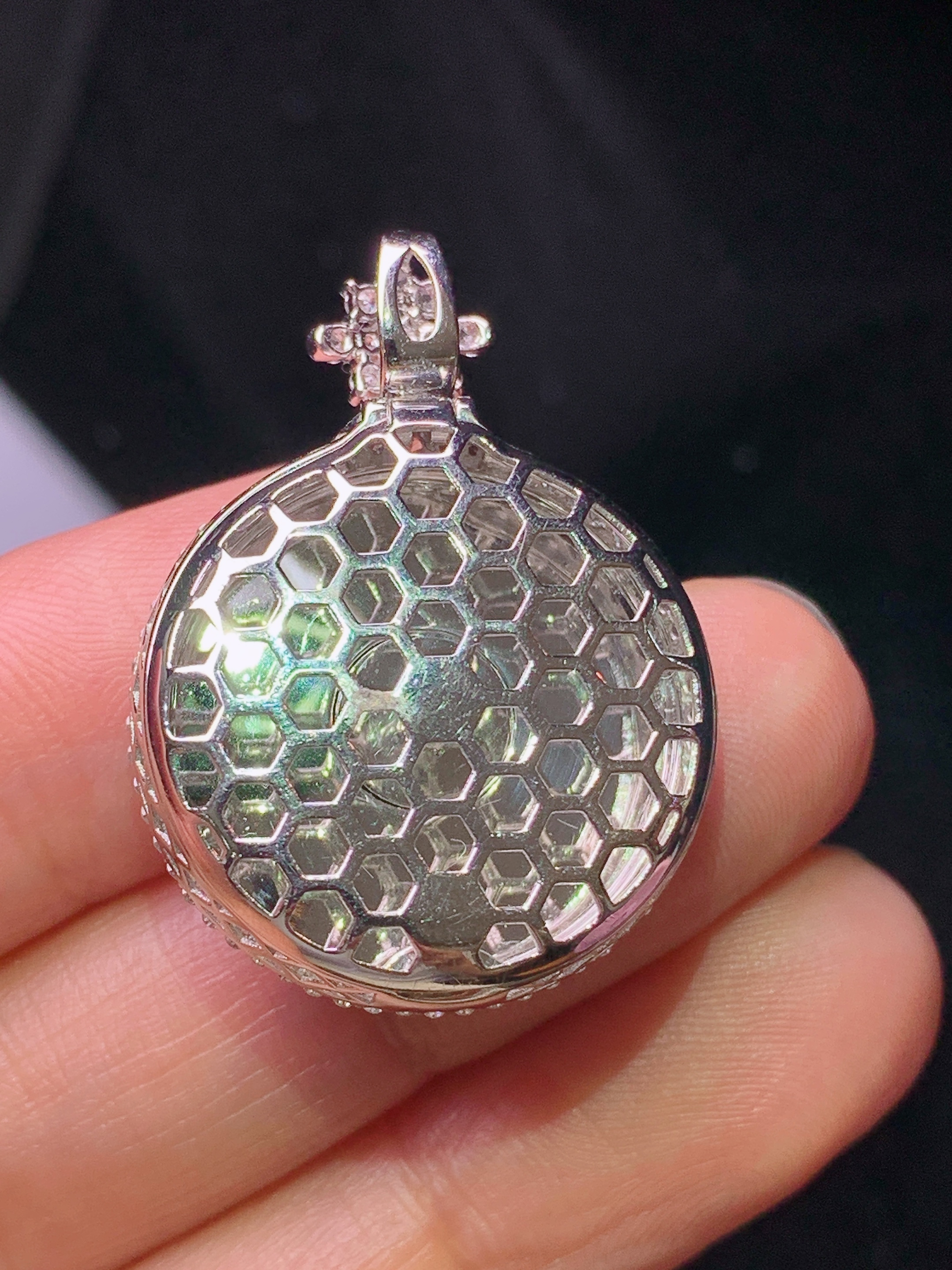 18k金钻镶嵌翠绿平安扣吊坠 玉质细腻 色泽艳丽清新 水润亮眼 整体尺寸30.6*22.6*10L2