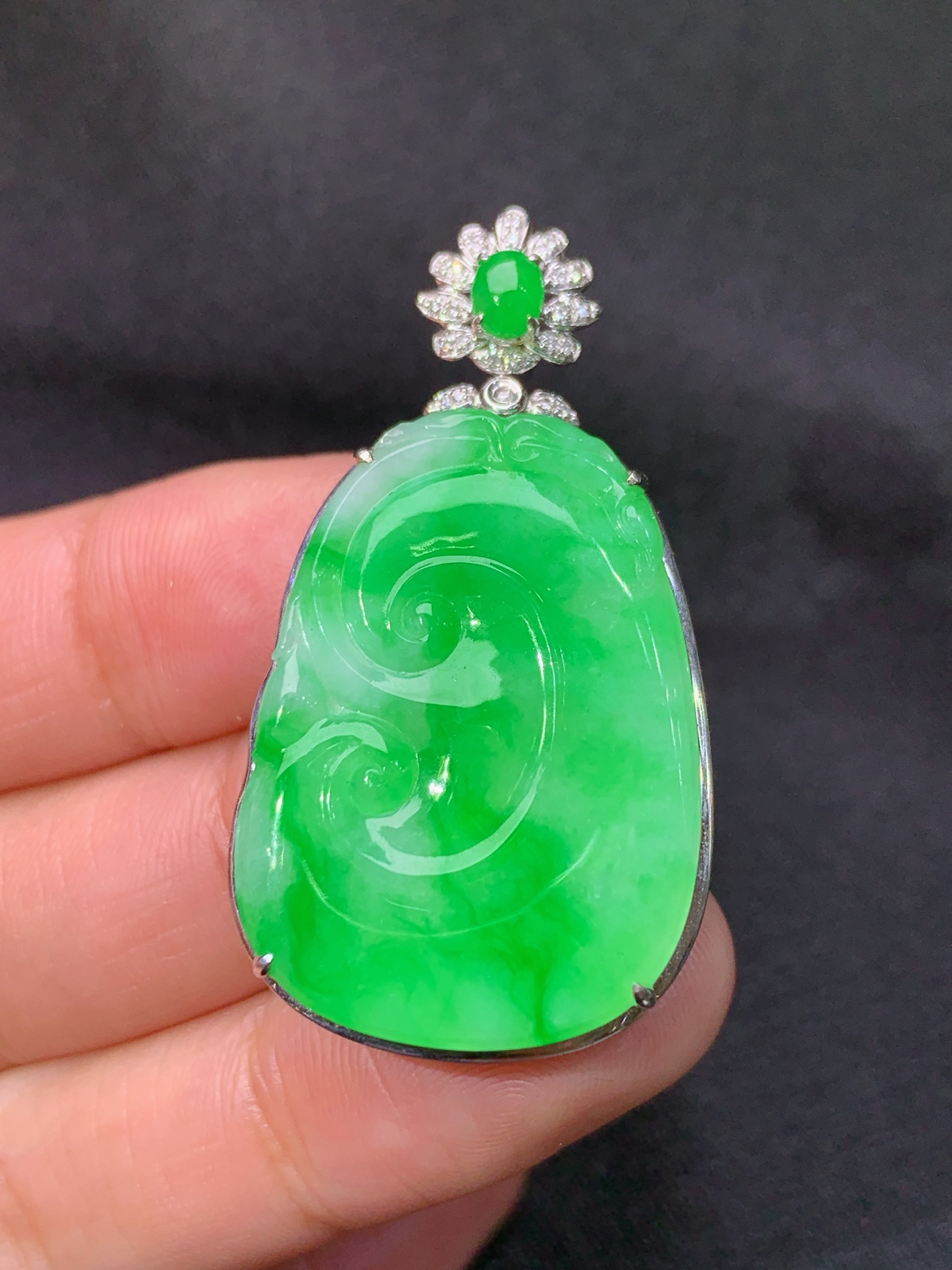 冰阳绿如意吊坠，18k金镶嵌，冰润色阳，玉质细腻，种水足，Jm 尺寸40.8*22.5*7.7