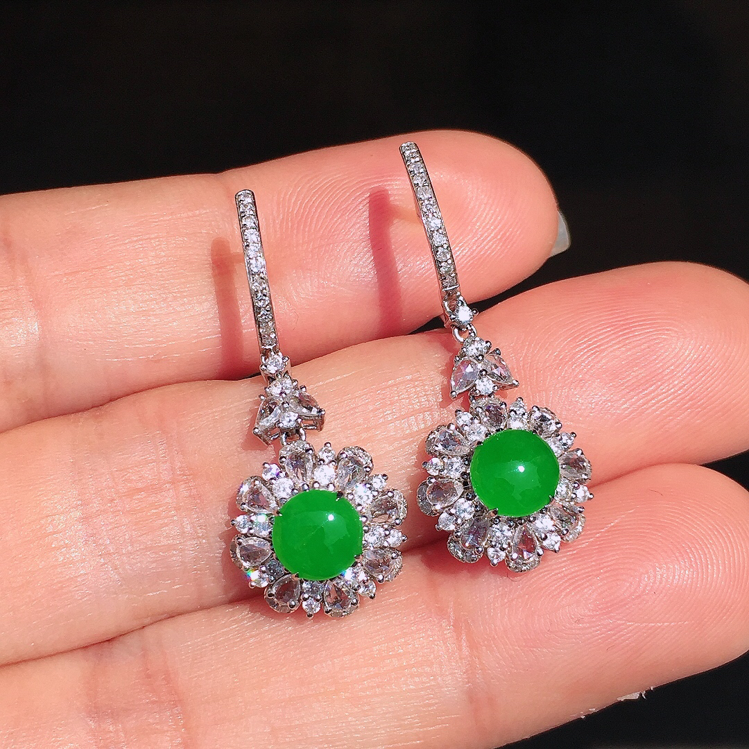 阳绿蛋面耳坠，色泽均匀艳丽，玉质细腻，荧光感超
强，饱满圆润，尽显优雅气质，18k
金豪华镶嵌