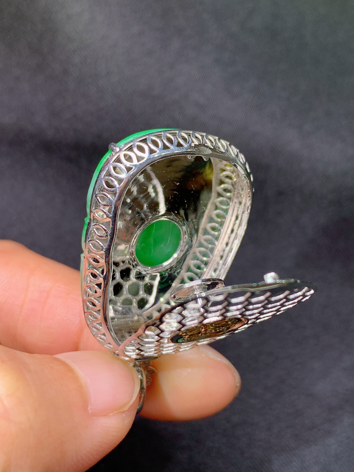 冰阳绿如意吊坠，18k金镶嵌，冰润色阳，玉质细腻，种水足，Jm 尺寸40.8*22.5*7.7