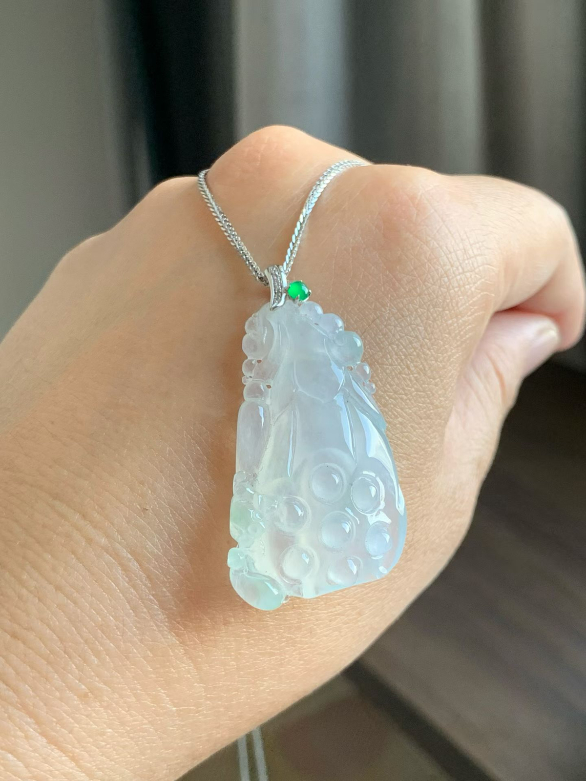 冰莲蓬吊坠

裸石38*22.5*8.2 整体长度42mm
18k金钻石扣头