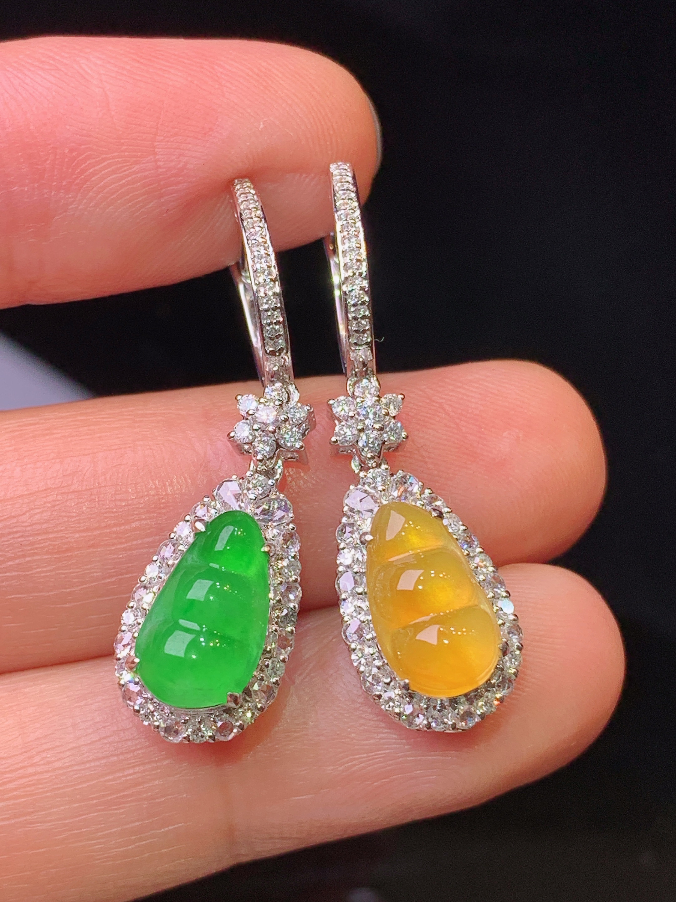 18k金钻镶嵌黄绿四季豆耳坠 玉质细腻 色泽艳丽清新 水润亮眼 整体尺寸32.8*9.3*8.2y3