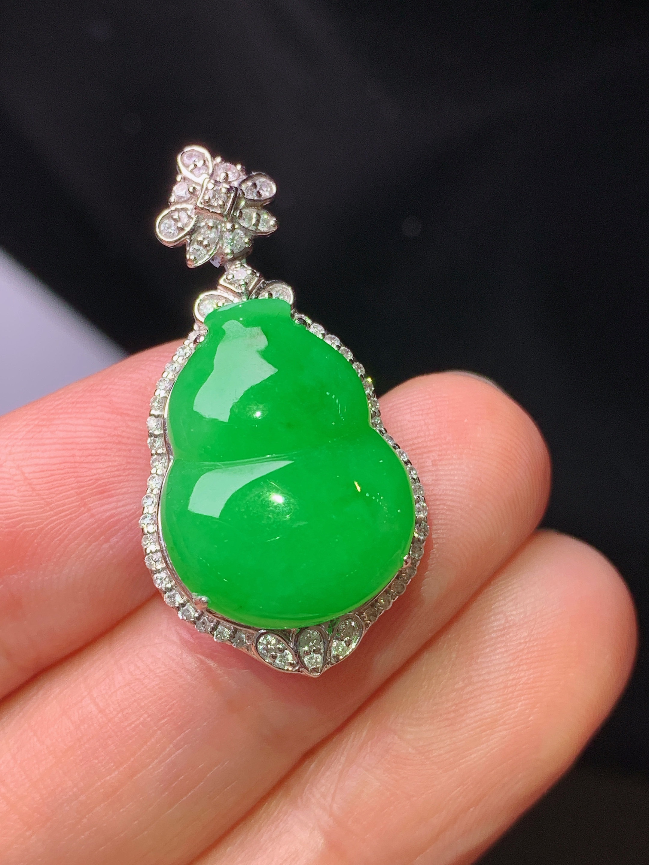 18k金钻镶嵌满绿葫芦吊坠 玉质细腻 色泽艳丽清新 水润亮眼 整体尺寸31*16*8.8L2