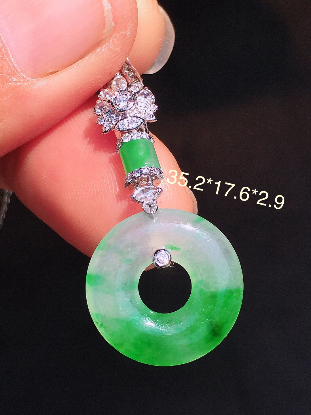 飘绿平安扣吊坠，色泽艳丽，玉质细腻，荧光感超
强，饱满圆润，尽显优雅气质，18k
金豪华镶嵌