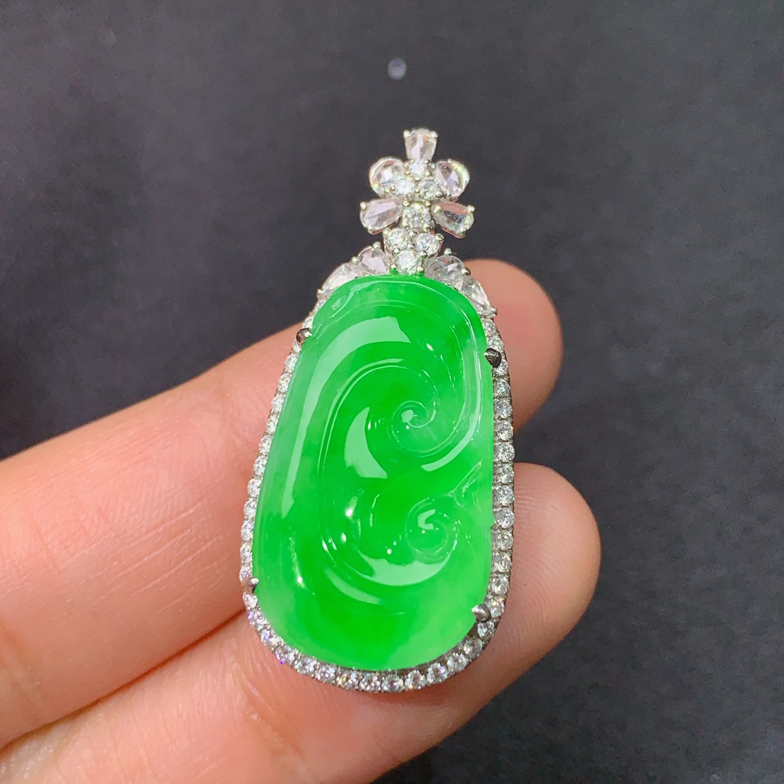 冰阳绿如意吊坠，18k金镶嵌，冰润色阳，玉质细腻，种水足，Ysn 尺寸34*16*8.3