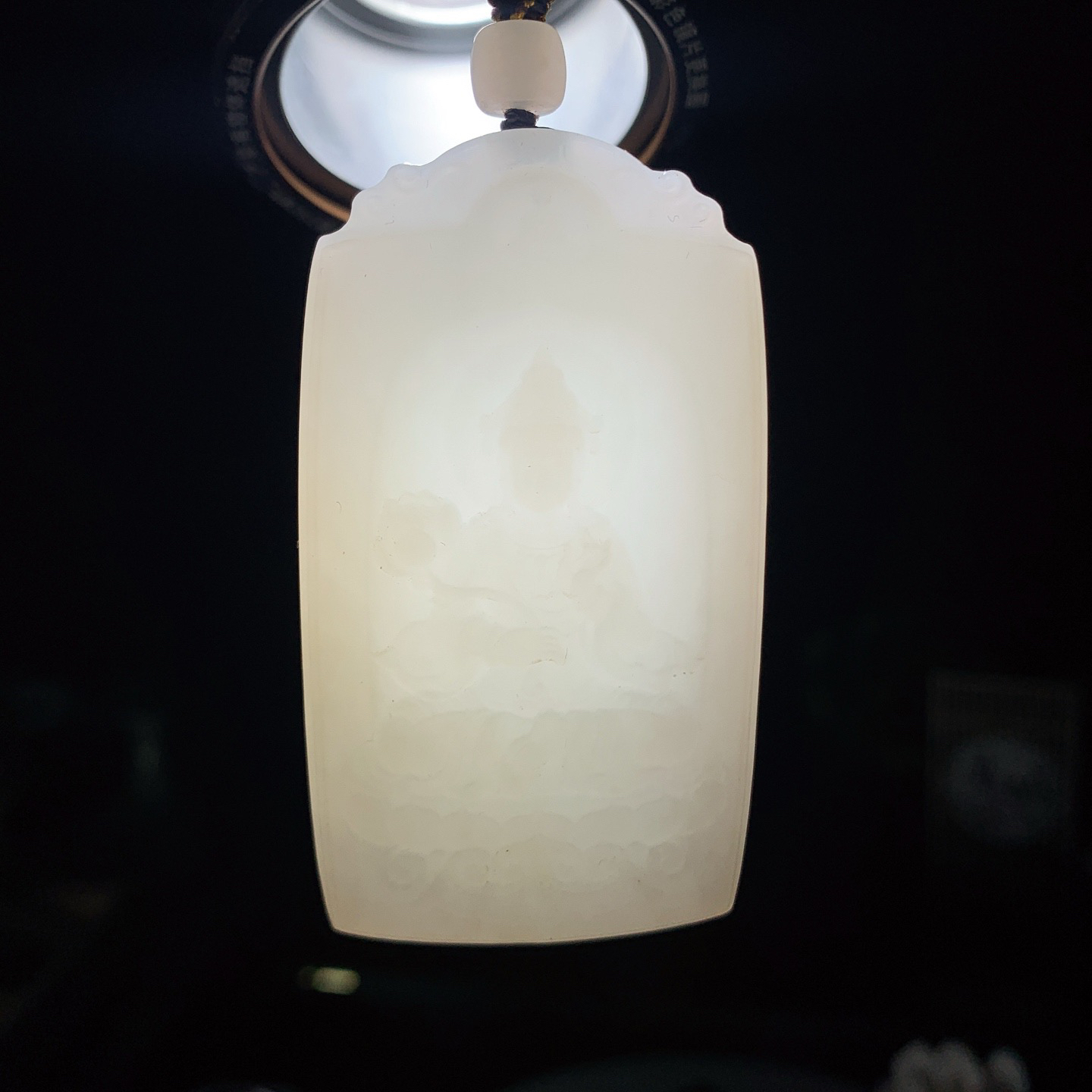 新疆和田玉羊脂白玉座莲观音挂件。尺寸69/39/11重75.5克。玉质细腻油润。手推出油。佩戴高端典雅。lt260310