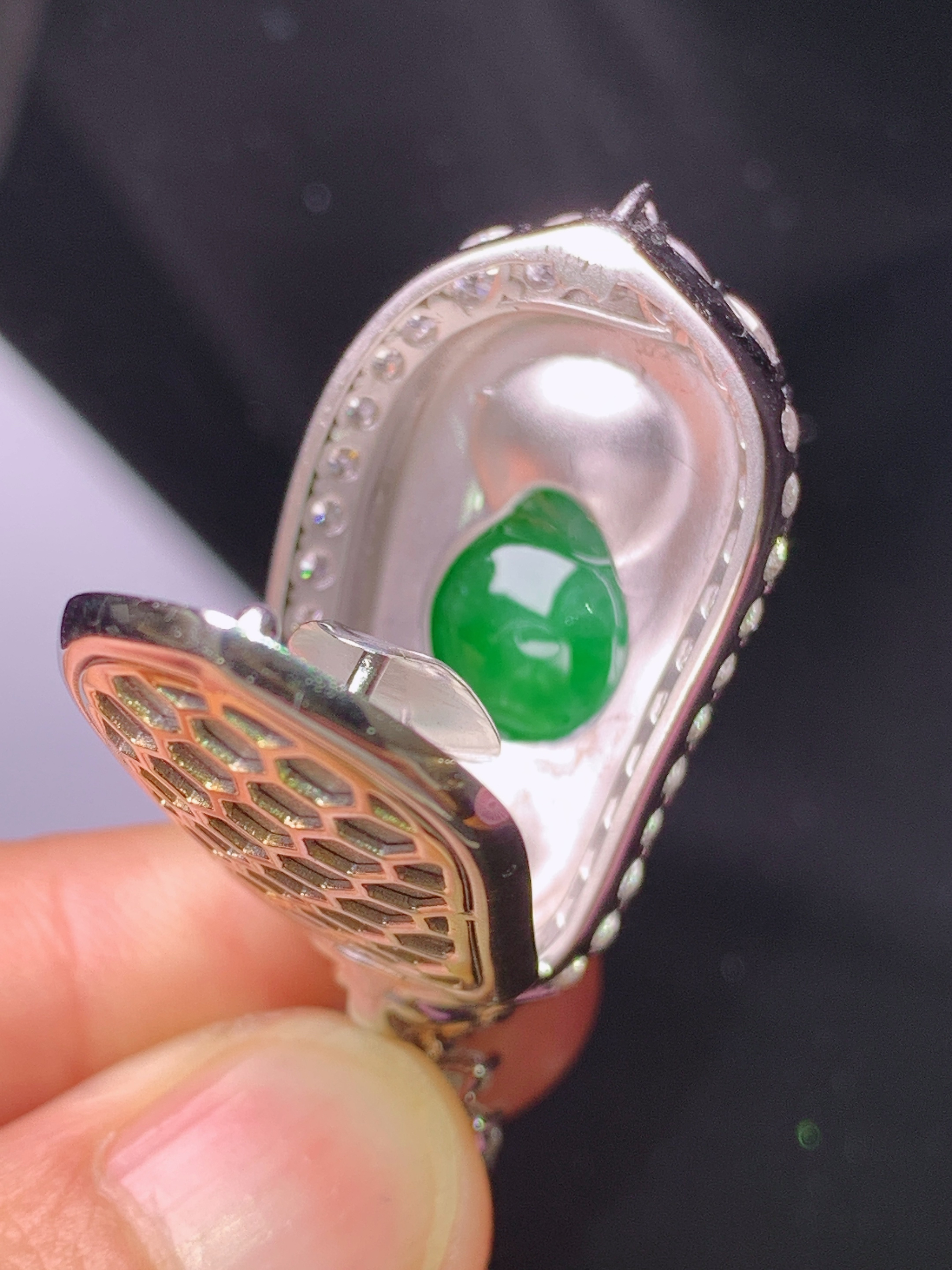 18k金钻镶嵌满绿四季豆吊坠 玉质细腻 色泽艳丽清新 水润亮眼 整体尺寸44.5*18.8*13.5t2