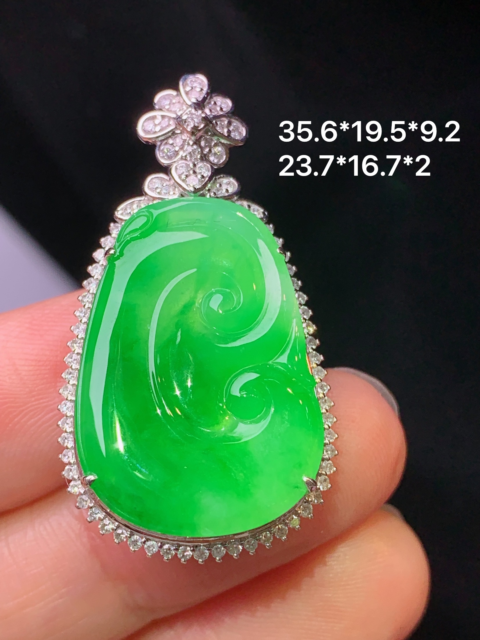 18k金钻镶嵌翠绿如意吊坠 玉质细腻 色泽艳丽清新 水润亮眼 整体尺寸35.6*19.5*9.2L2