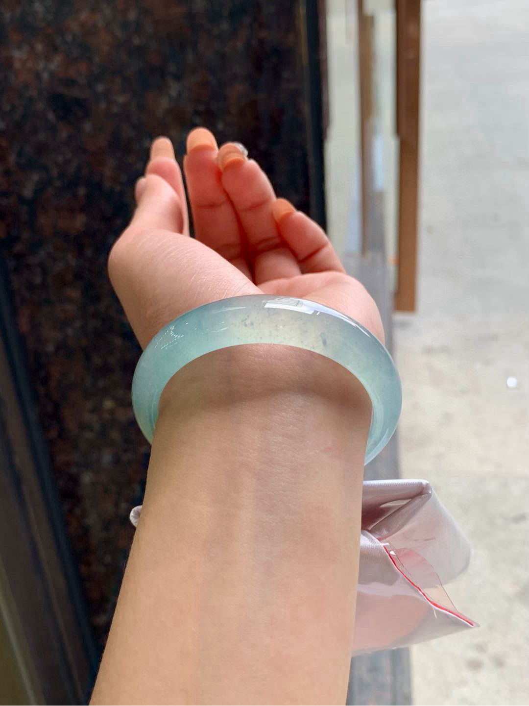 冰晴蓝正圈
50.9-12.5-7.5
温婉的冰晴蓝绿，同晨曦初照下的江南水乡，一抹清新，悠然自得！