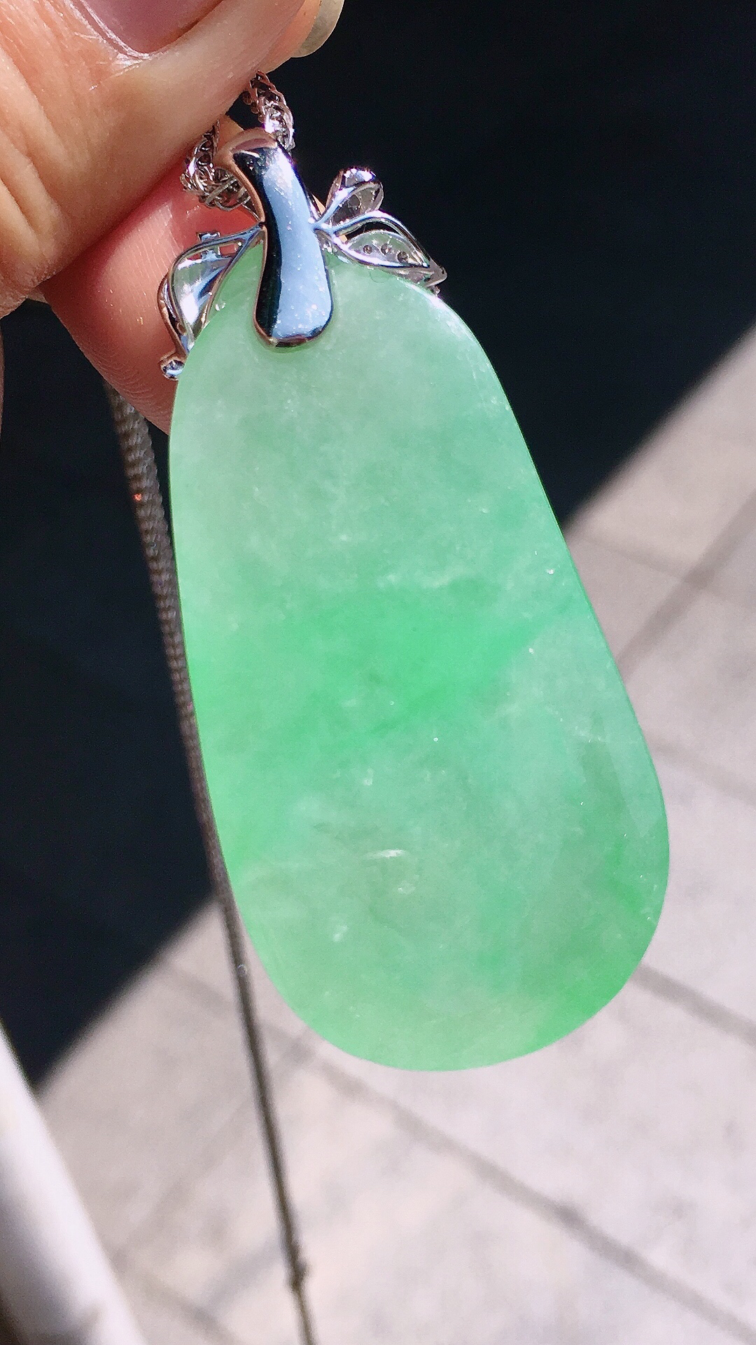 果绿福瓜吊坠，色泽均匀艳丽，玉质细腻，荧光感超
强，饱满圆润，尽显优雅气质，18k
金豪华镶嵌