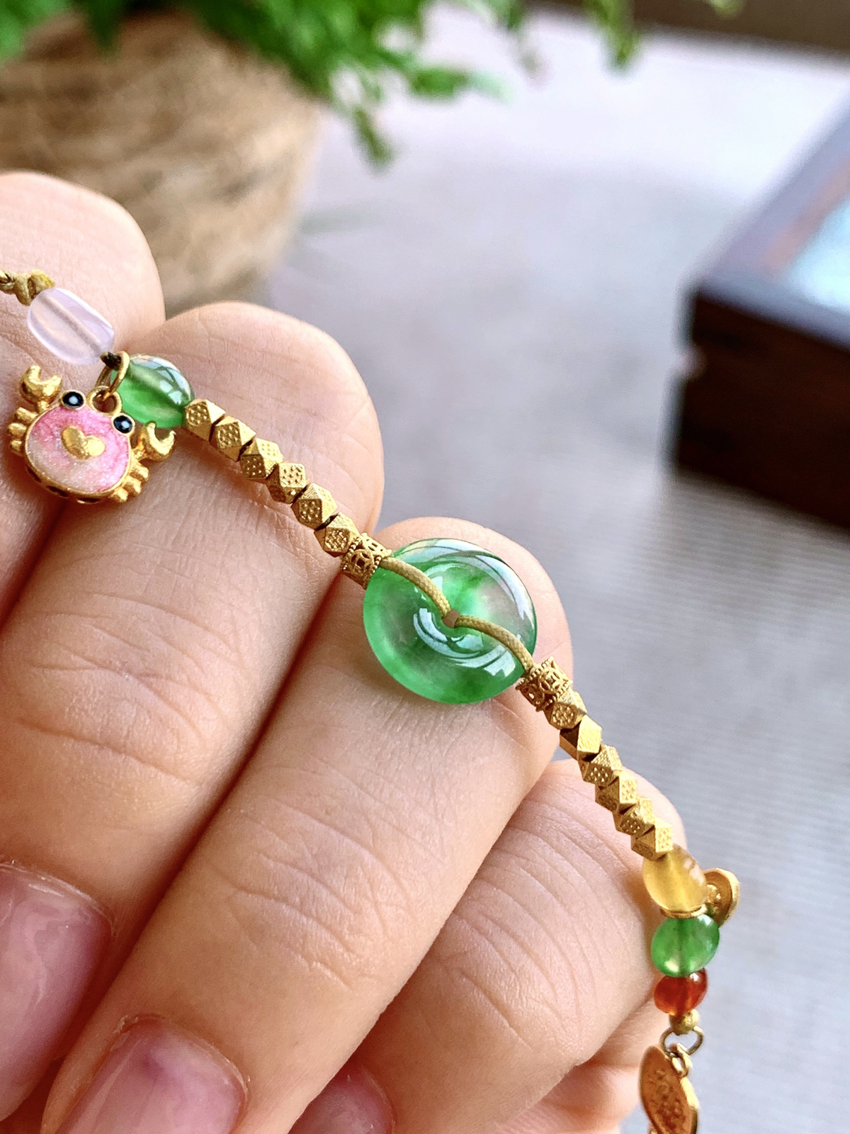 18k金镶嵌设计款飘绿花平安扣手链
裸石尺寸：10.6-2.8