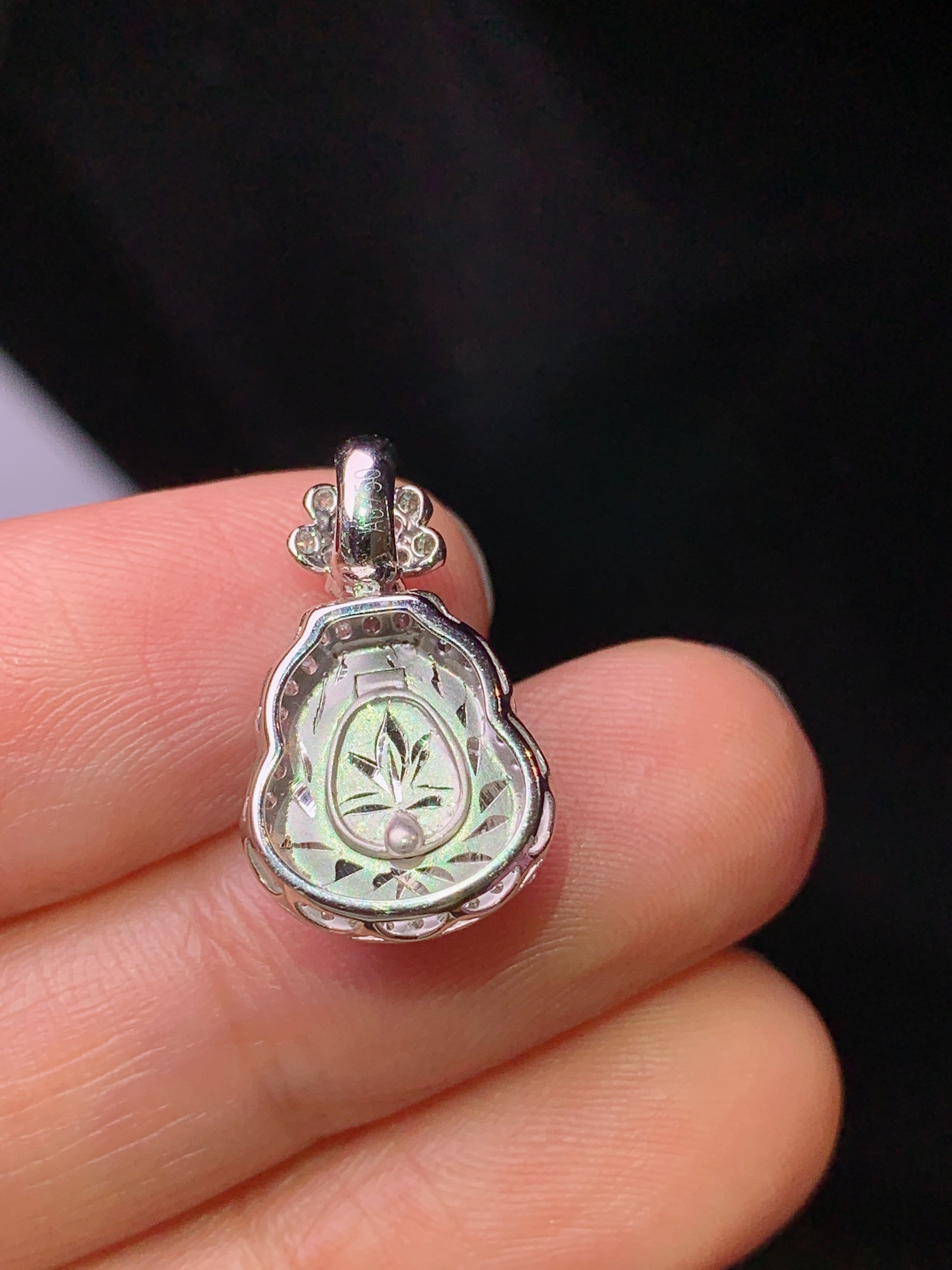 18k金钻镶嵌翠绿葫芦吊坠 玉质细腻 色泽艳丽清新 水润亮眼 整体尺寸18.2*11.2*8.2h1