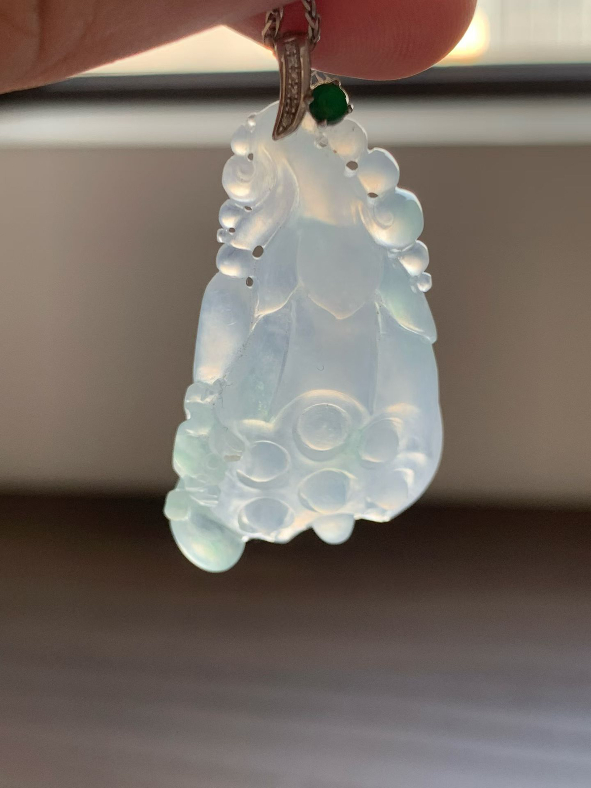 冰莲蓬吊坠

裸石38*22.5*8.2 整体长度42mm
18k金钻石扣头