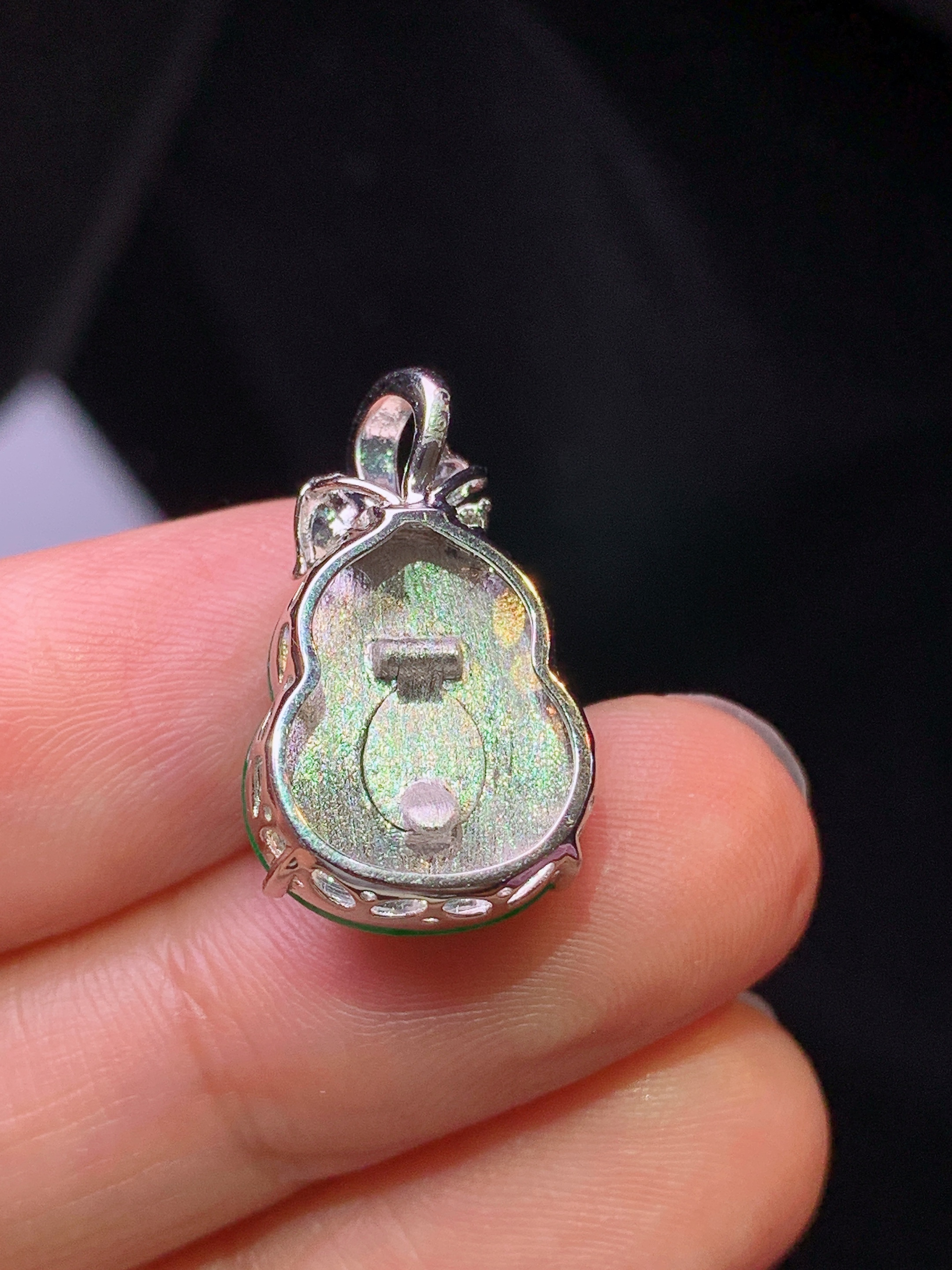 18k金钻镶嵌翠绿葫芦吊坠 玉质细腻 色泽艳丽清新 水润亮眼 整体尺寸20.6*12.5*8.8L2