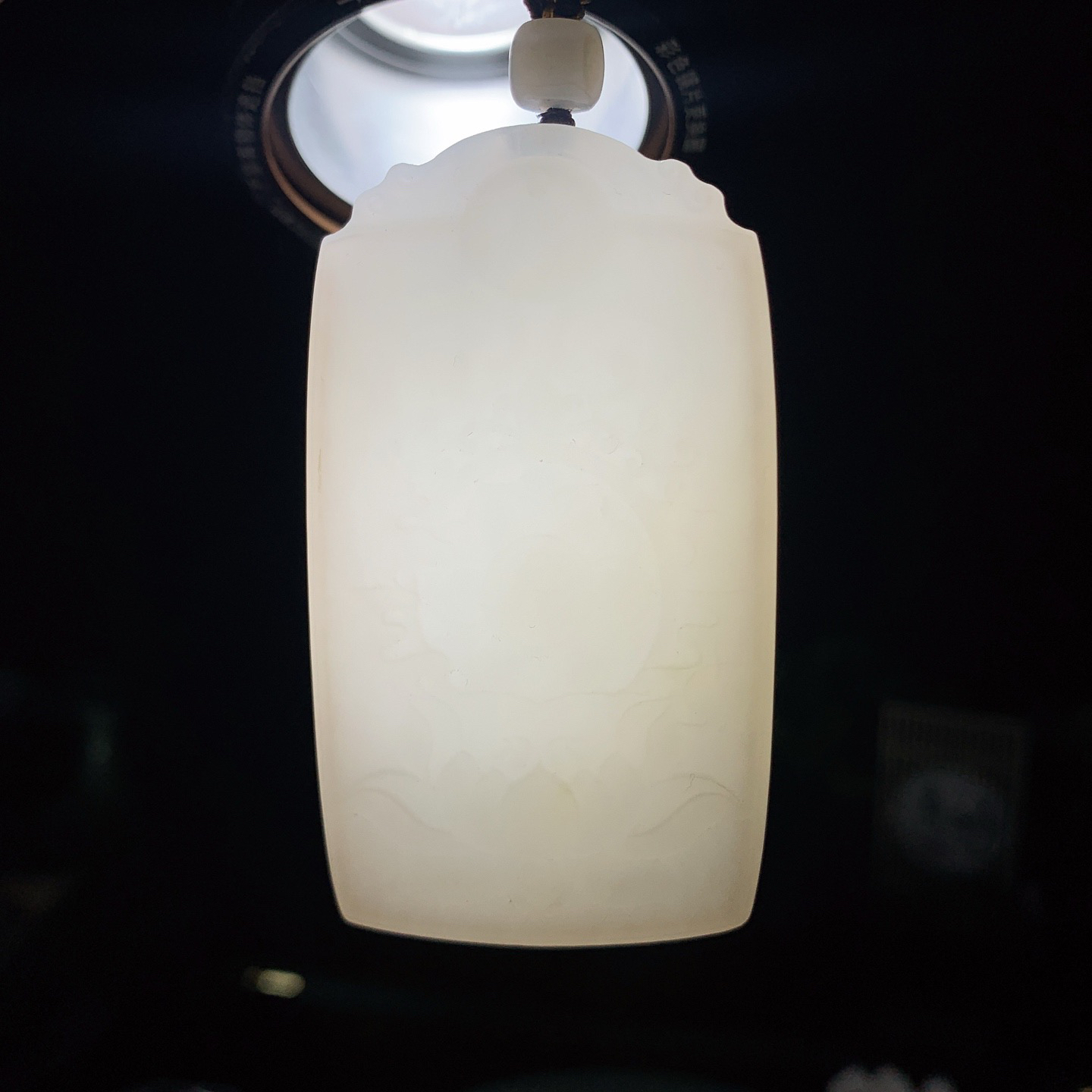 新疆和田玉羊脂白玉座莲观音挂件。尺寸69/39/11重75.5克。玉质细腻油润。手推出油。佩戴高端典雅。lt260310