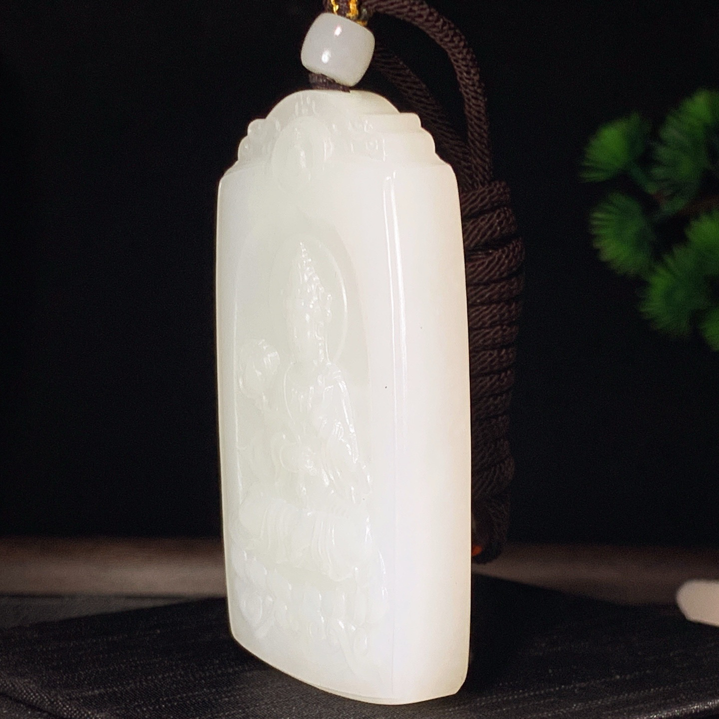 新疆和田玉羊脂白玉座莲观音挂件。尺寸69/39/11重75.5克。玉质细腻油润。手推出油。佩戴高端典