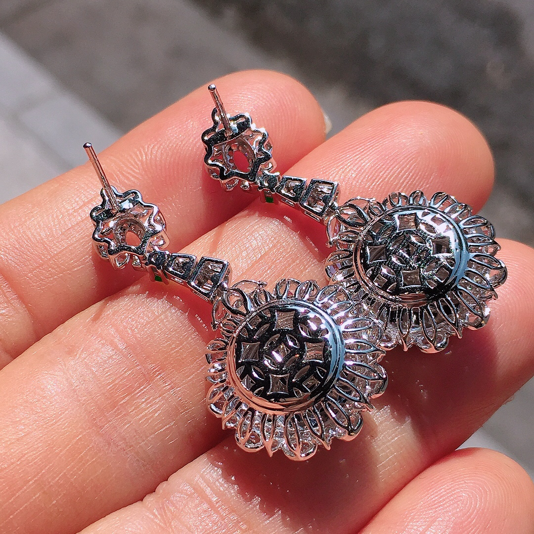 阳绿平安扣耳坠，色泽均匀艳丽，玉质细腻，荧光感超
强，饱满圆润，尽显优雅气质，18k
金豪华镶嵌