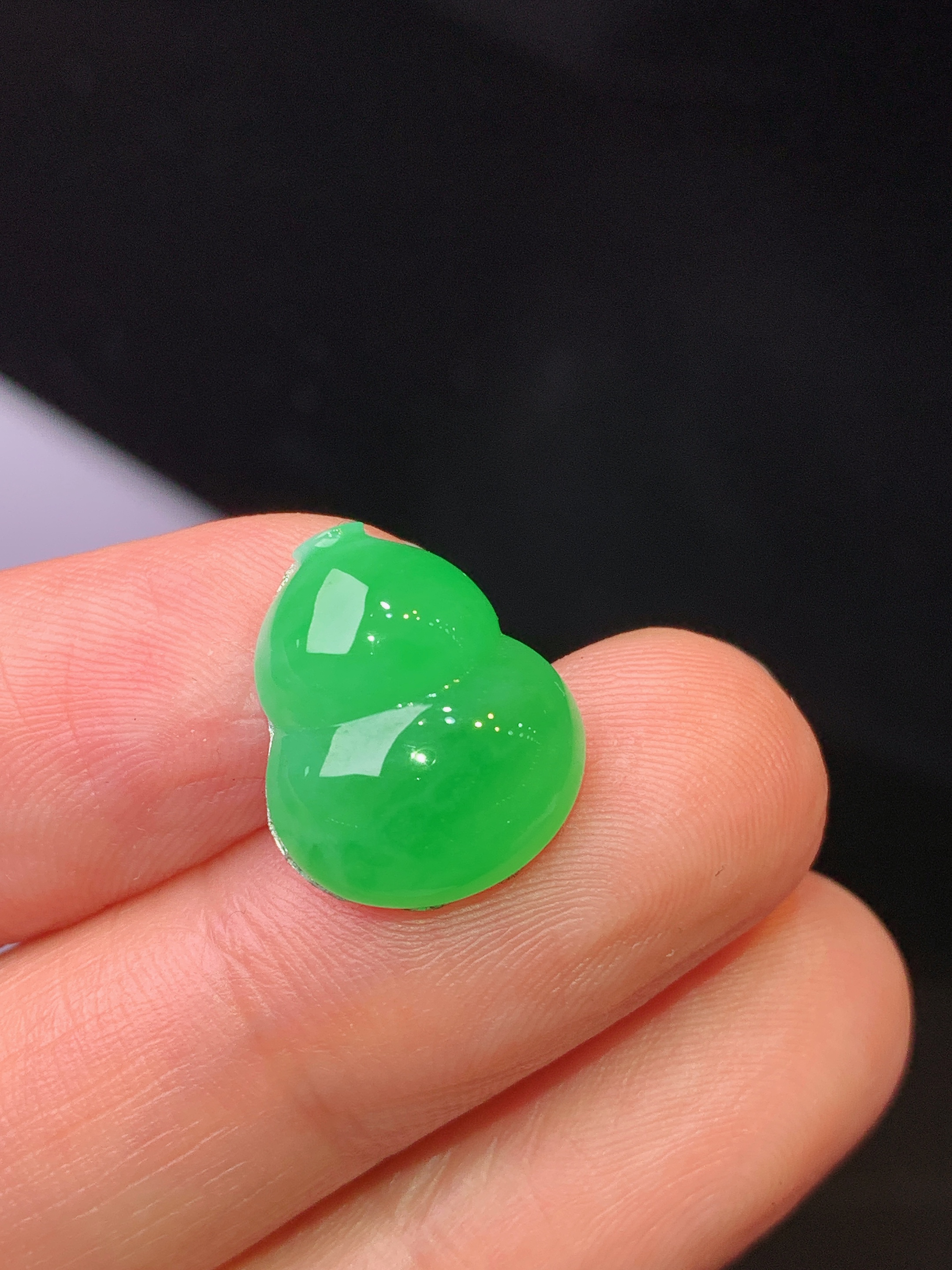 镶嵌款 满绿葫芦吊坠 玉质细腻 色泽艳丽清新 水润亮眼 整体尺寸14.6*12.3*5m2