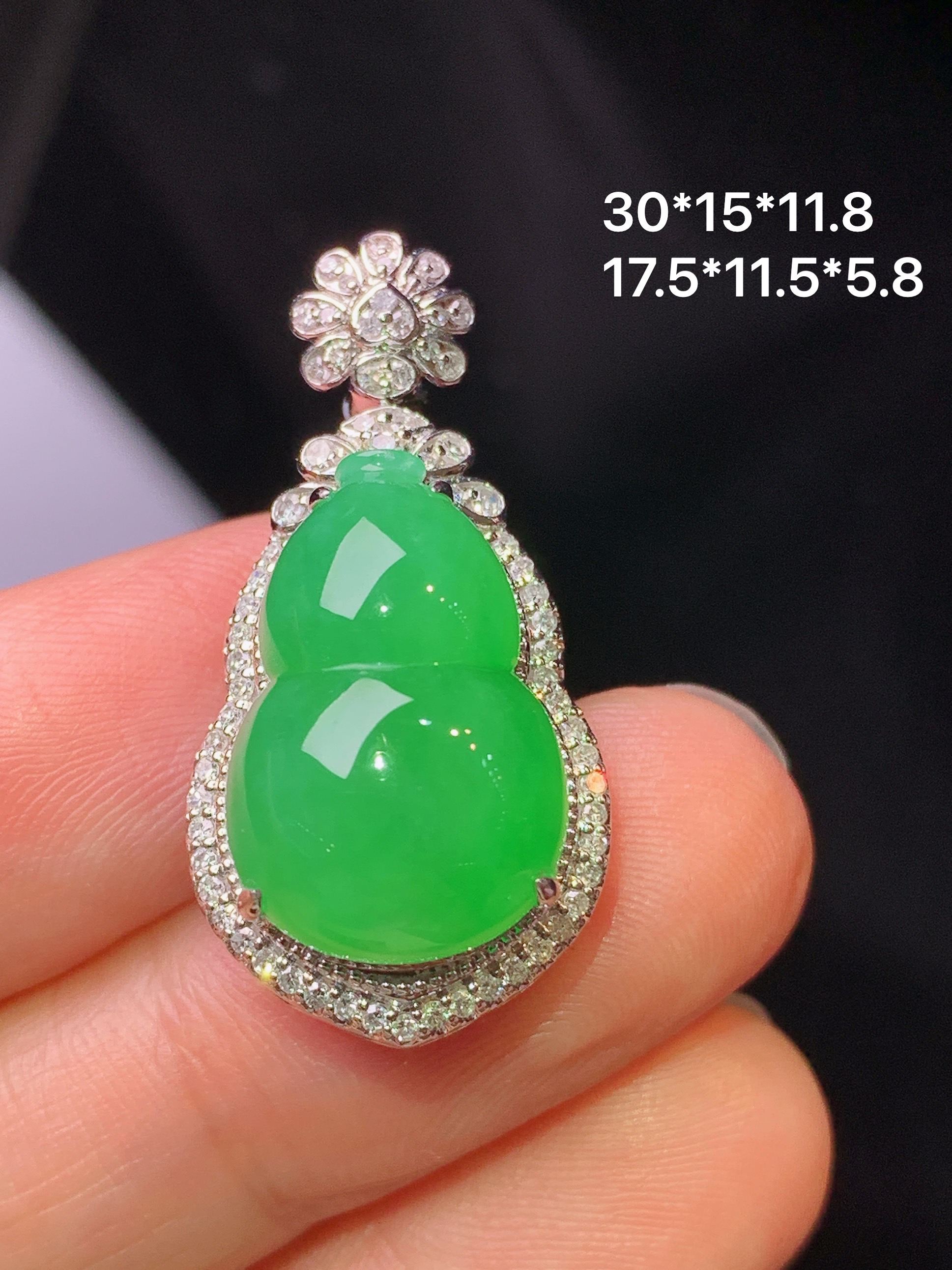 18k金钻镶嵌满绿葫芦吊坠 玉质细腻 色泽艳丽清新 水润亮眼 整体尺寸30*15*11.8h1