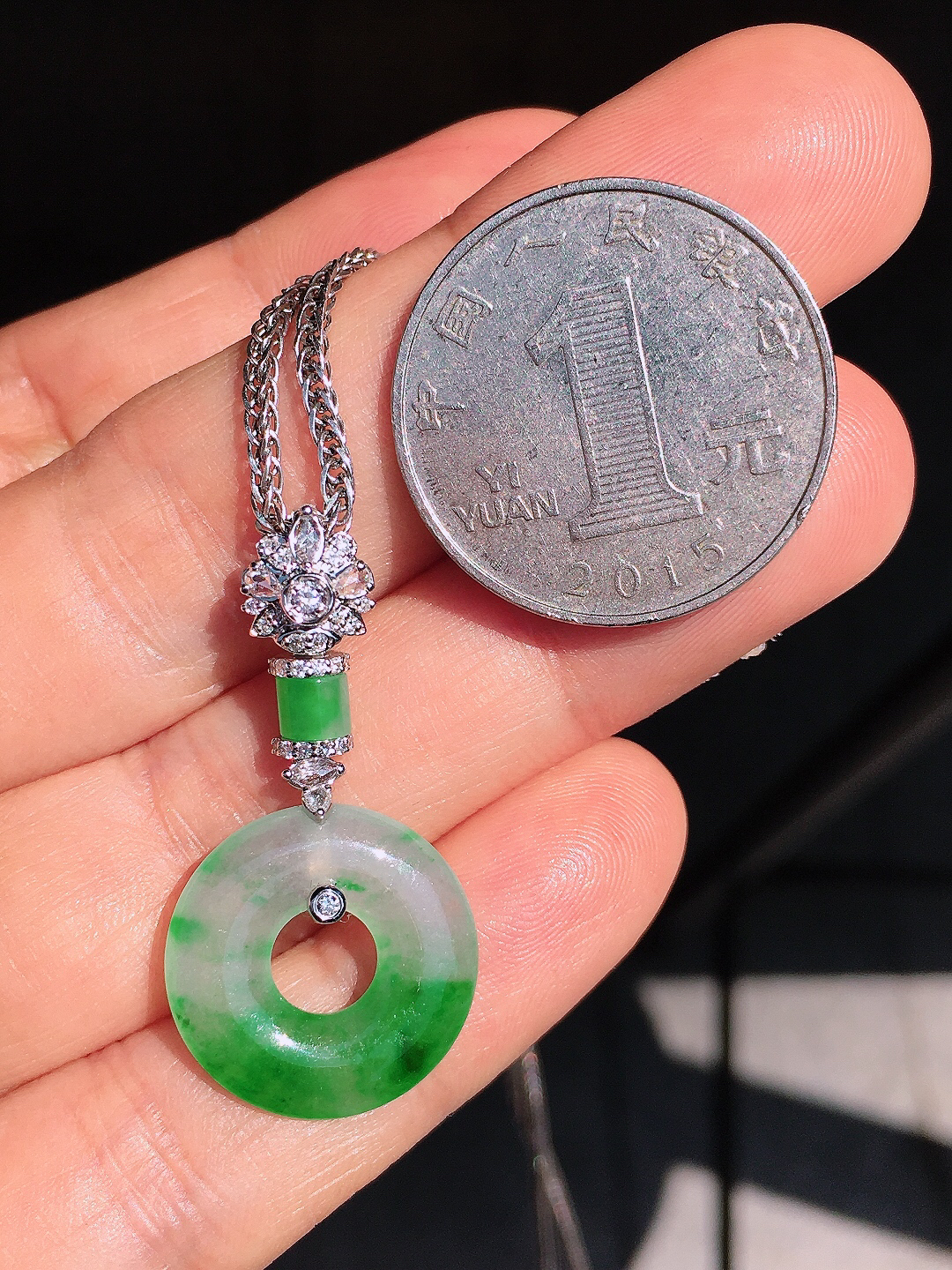 飘绿平安扣吊坠，色泽艳丽，玉质细腻，荧光感超
强，饱满圆润，尽显优雅气质，18k
金豪华镶嵌
