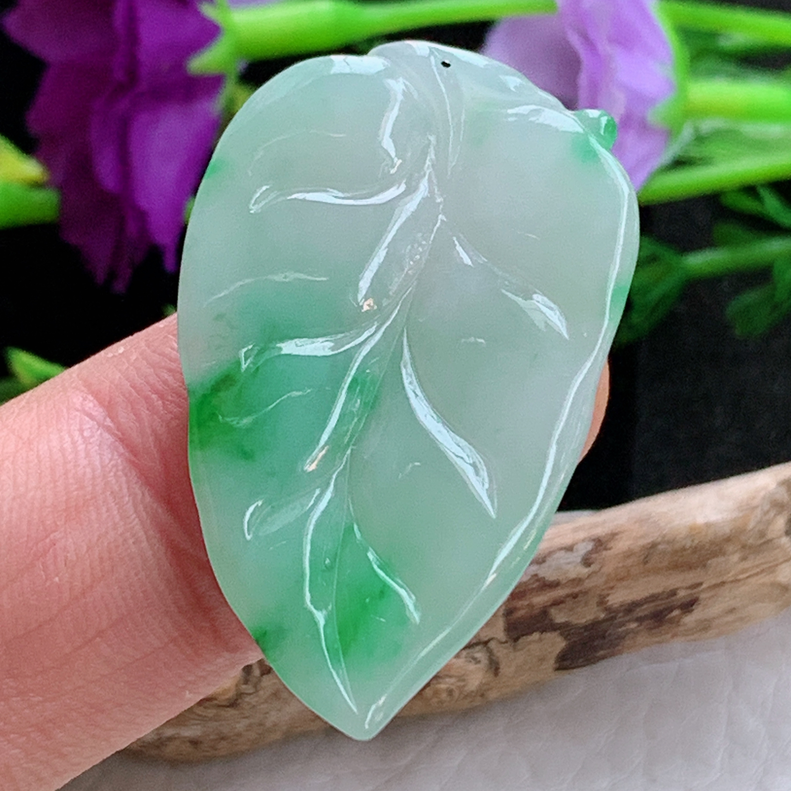 lz实拍37*23*5缅甸翡翠精雕冰飘绿花叶子吊坠 大业有成玉坠