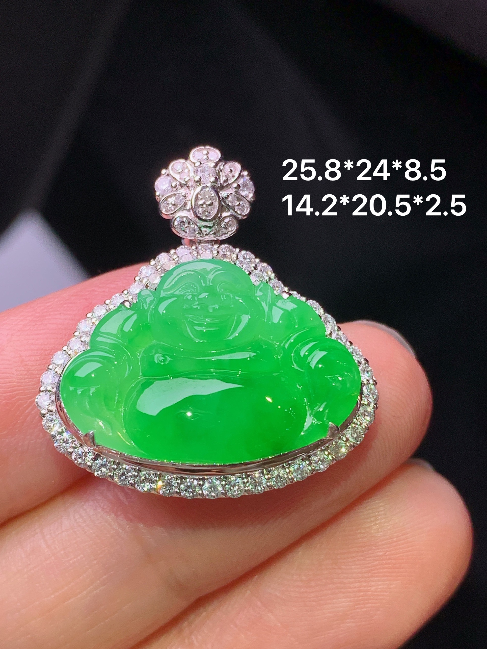 18k金钻镶嵌翠绿佛公吊坠 玉质细腻 色泽艳丽清新 水润亮眼 整体尺寸25.8*24*8.5h1