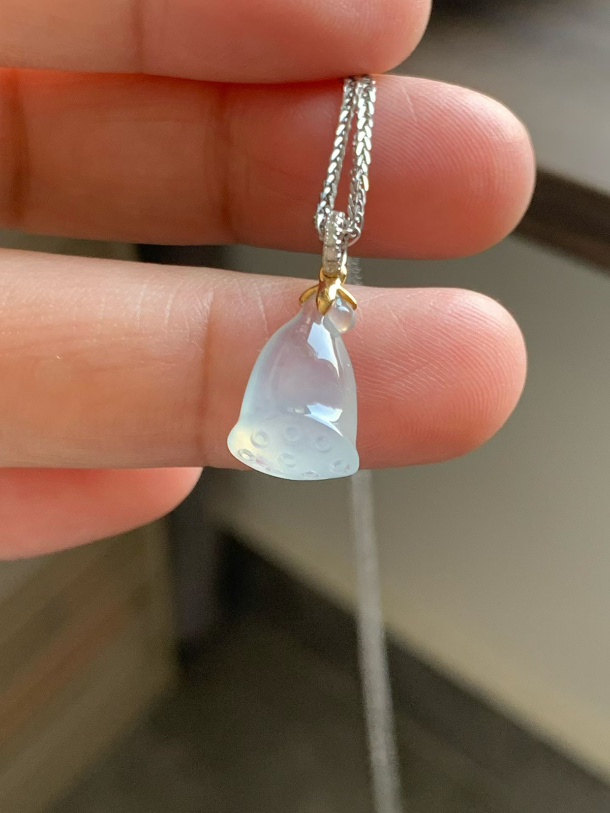 白冰小莲蓬吊坠

裸石14*9.6*5.8 整体长度20.5mm
18k金钻石扣头