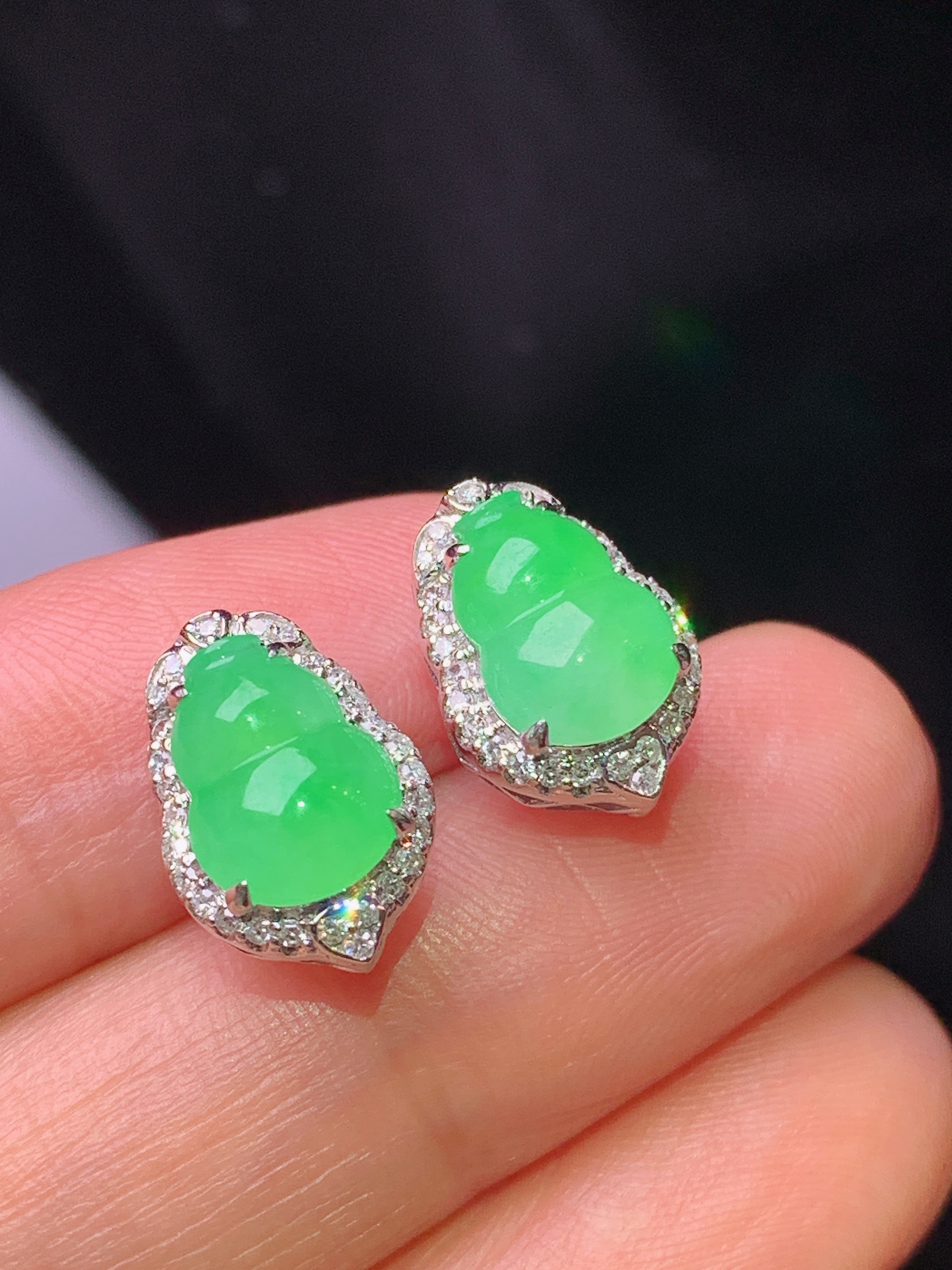 18k金钻镶嵌翠绿葫芦耳钉 玉质细腻 色泽艳丽清新 水润亮眼 整体尺寸13.2*9.2*7.2h1