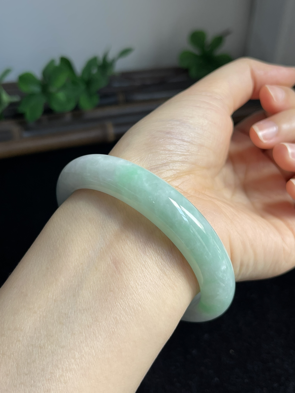 正圈58.5圈口，翡翠糯化种飘绿手镯