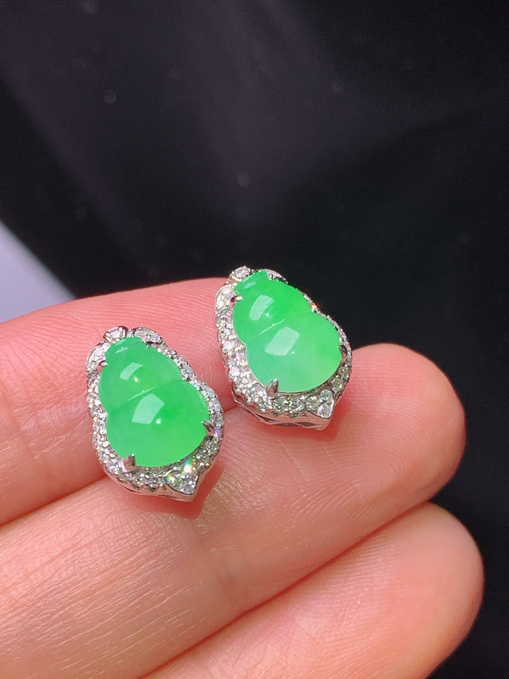 18k金钻镶嵌翠绿葫芦耳钉 玉质细腻 色泽艳丽清新 水润亮眼 整体尺寸13.2*9.2*7.2h1