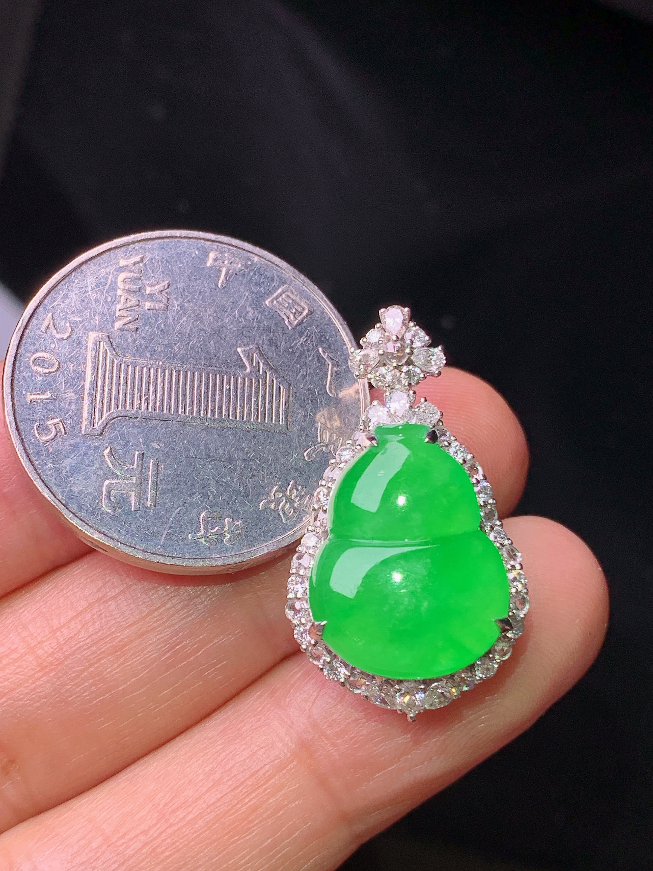 18k金钻镶嵌满绿葫芦吊坠 玉质细腻 色泽艳丽清新 水润亮眼 整体尺寸27*15.5*9.8t2